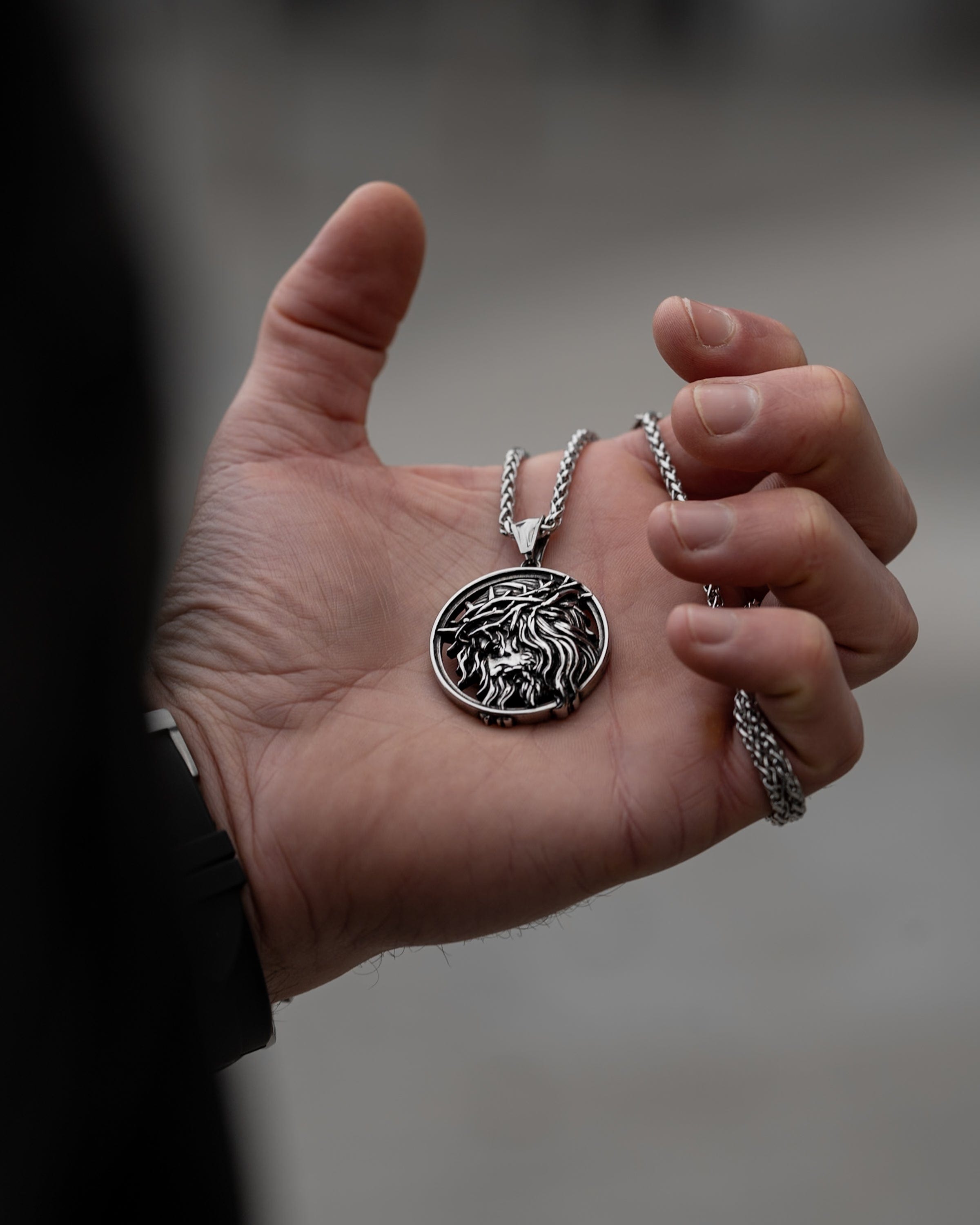 Muskarac drzi na dlanu privezak muske ogrlice Crown of Thorns , Privezak i lanac HIRUSKI CELIK, srebrna boja, Najbolja cena i prodaja u Srbiji, model 15