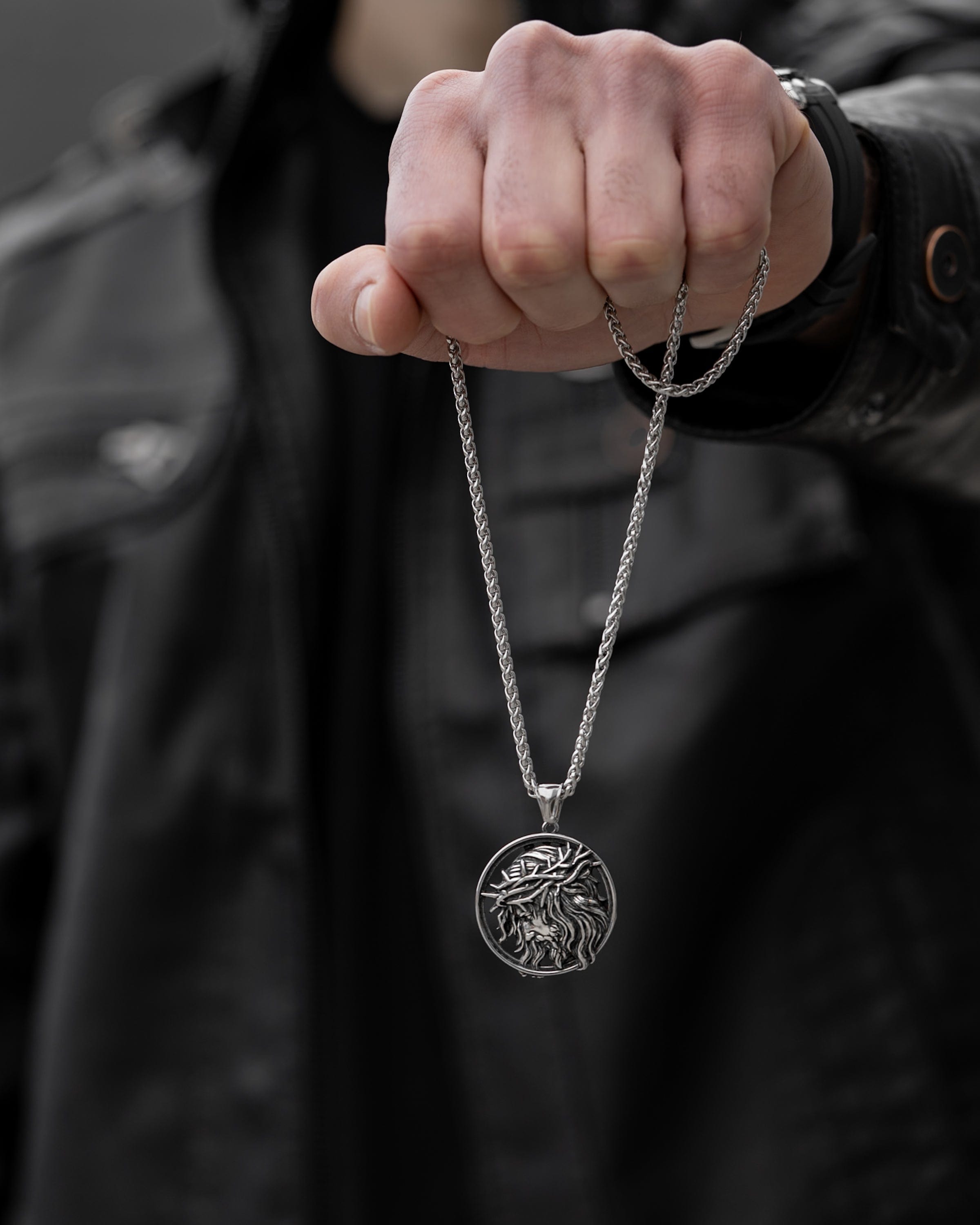 Muskarac drzi u ruci musku ogrlicu Crown of Thorns , Privezak i lanac HIRUSKI CELIK, srebrna boja, Najbolja cena i prodaja u Srbiji, model 15