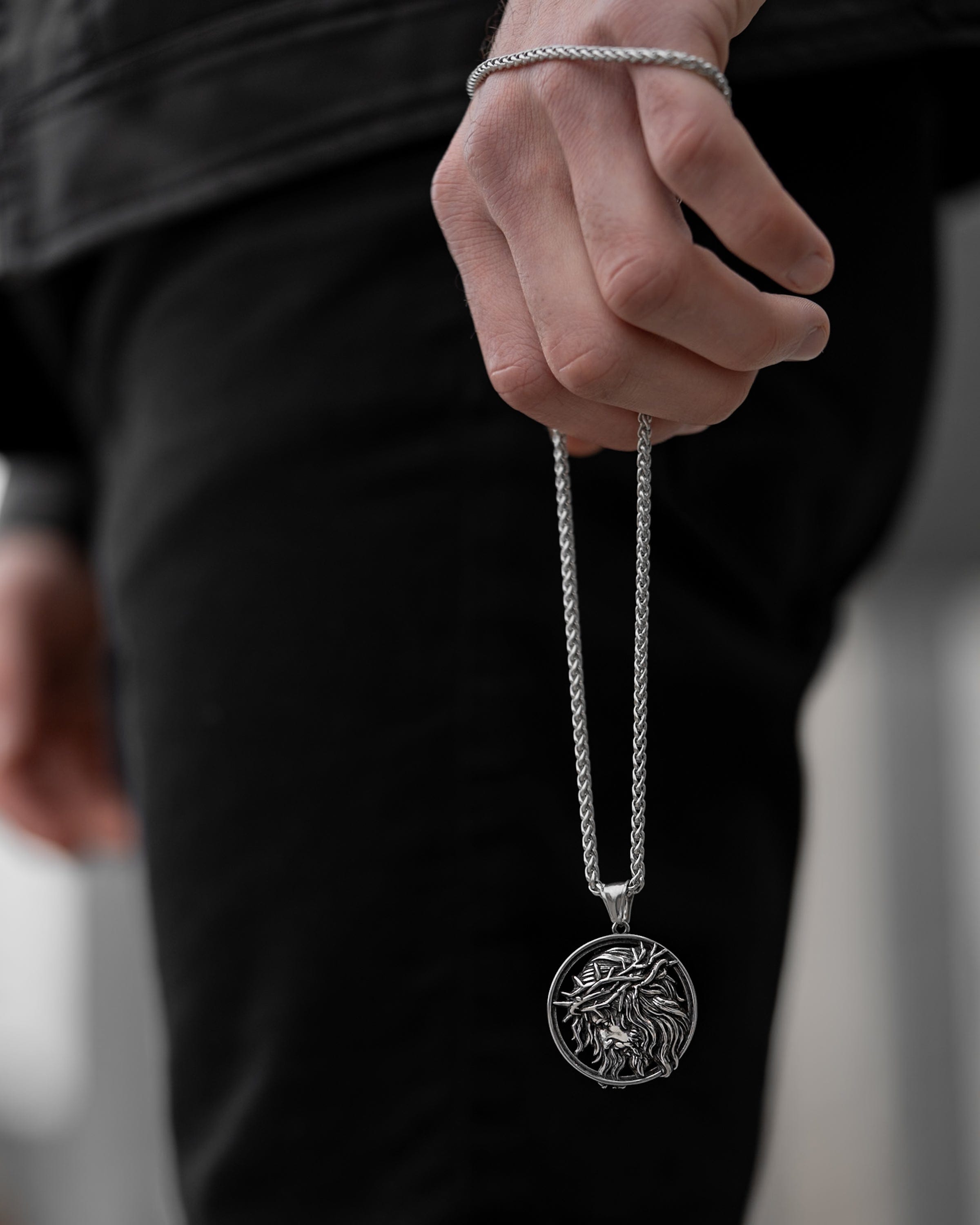 Muskarac drzi lanac i detaljno pokazuje privezak muske ogrlice Crown of Thorns , Privezak i lanac HIRUSKI CELIK, srebrna boja, Najbolja cena i prodaja u Srbiji, model 15