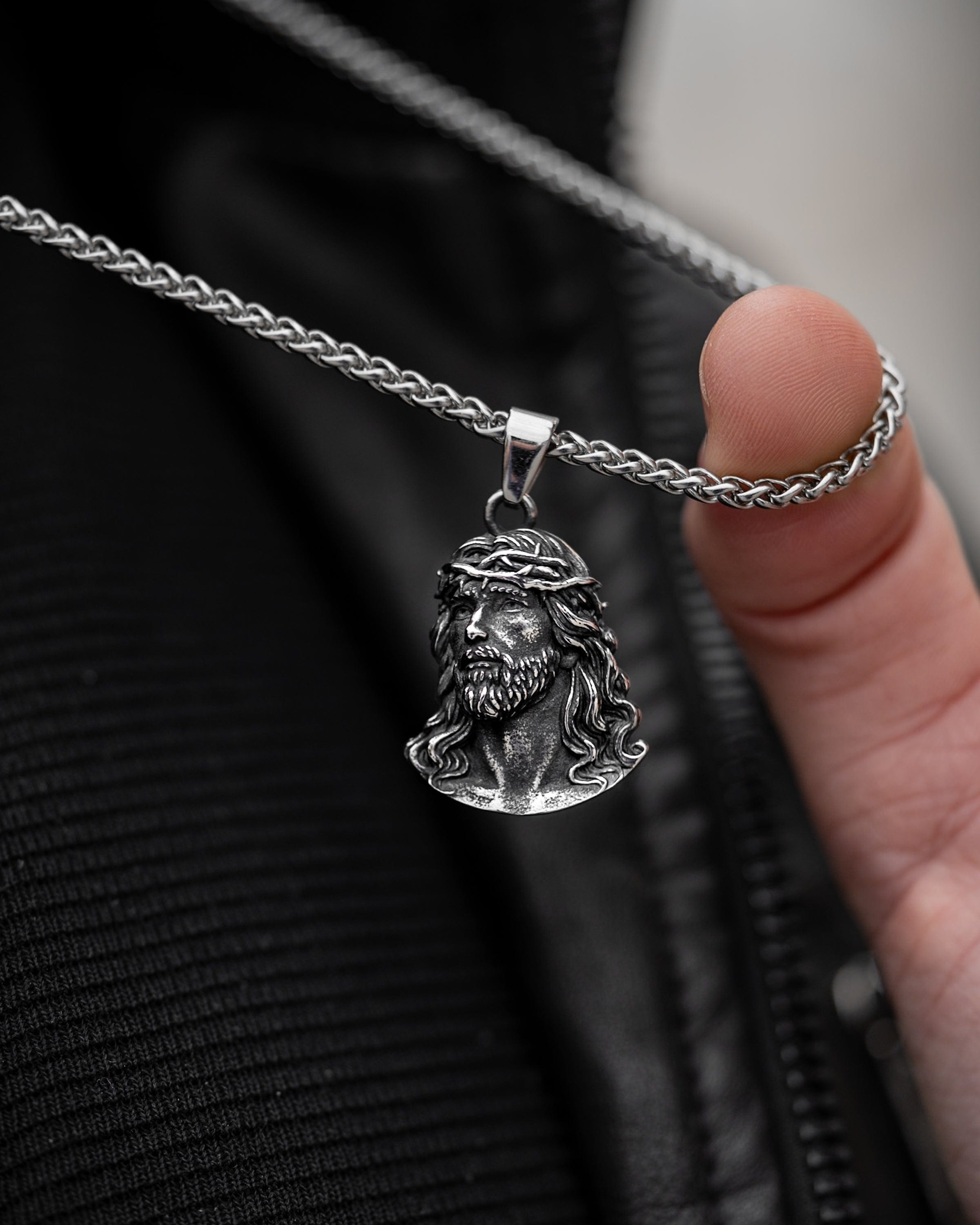 Muskarac detaljno pokazuje privezak muske ogrlice Son of God, Privezak i lanac HIRUSKI CELIK, srebrna boja, Najbolja cena i prodaja u Srbiji, model 16