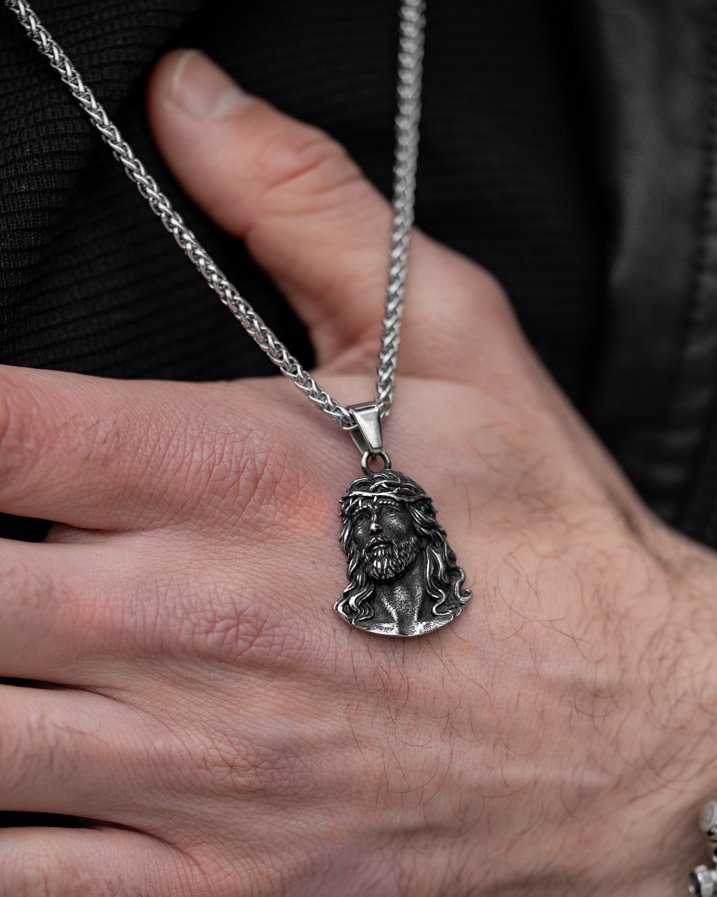 Muskarac rukom prikazuje detaljno privezak muske ogrlice Son of God , Privezak i lanac HIRUSKI CELIK, srebrna boja, Najbolja cena i prodaja u Srbiji, model 16