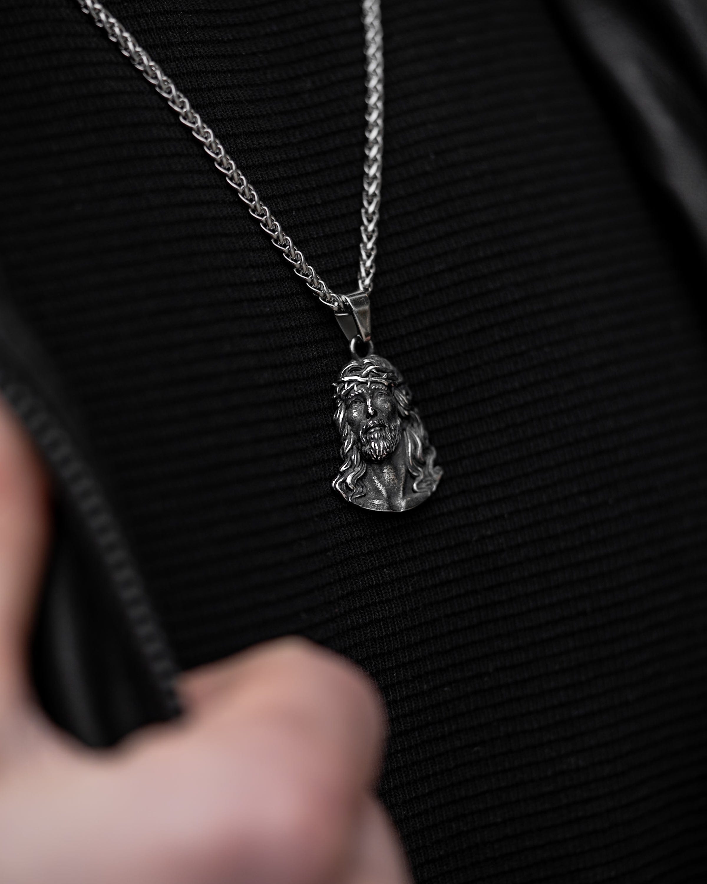 Muskarac nosi oko vrata i detaljno prikazuje privezak muske ogrlice Son of God, Privezak i lanac HIRUSKI CELIK, srebrna boja, Najbolja cena i prodaja u Srbiji, model 16
