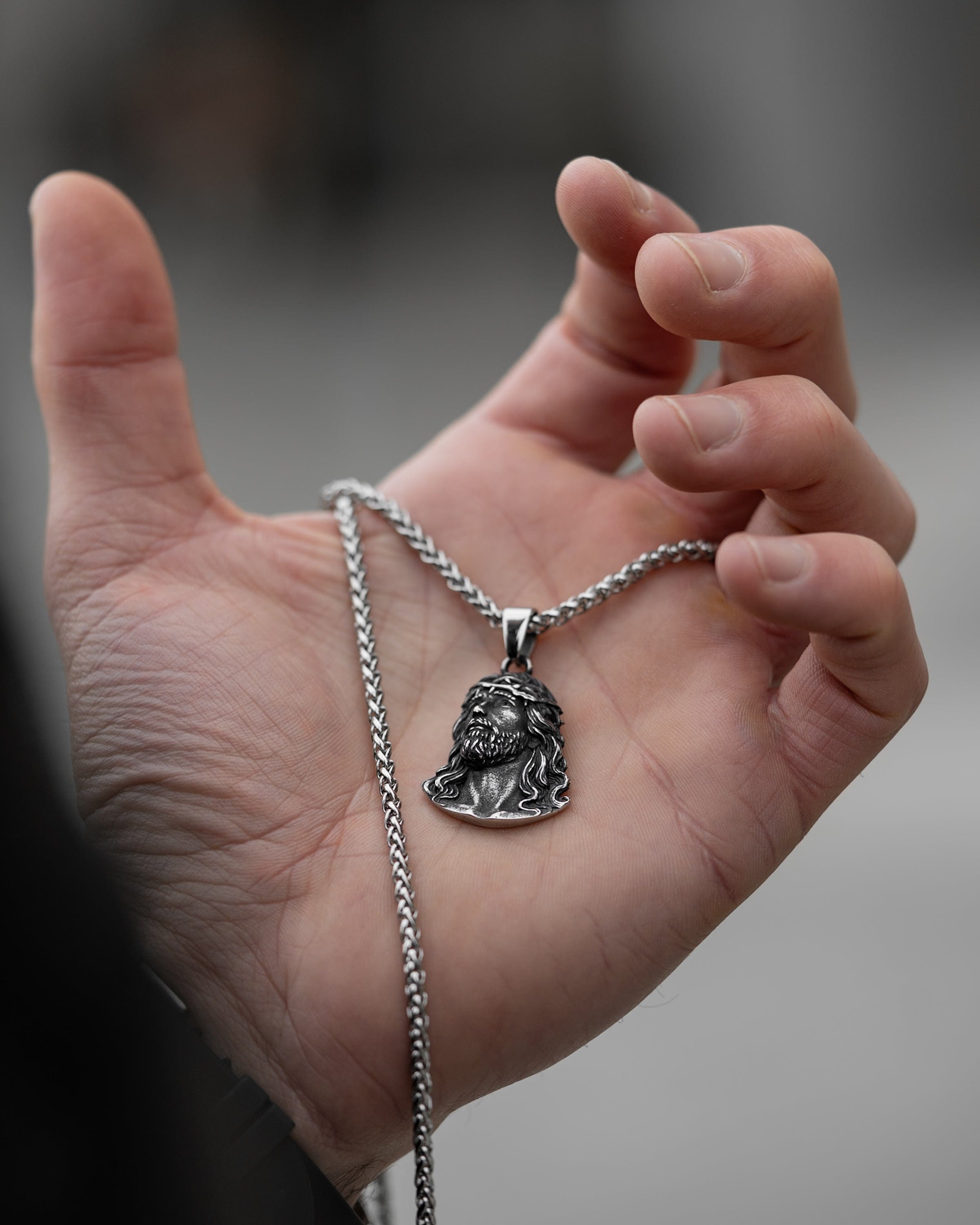 Muskarac drzi na dlanu privezak muske ogrlice Son of God, Privezak i lanac HIRUSKI CELIK, srebrna boja, Najbolja cena i prodaja u Srbiji, model 16