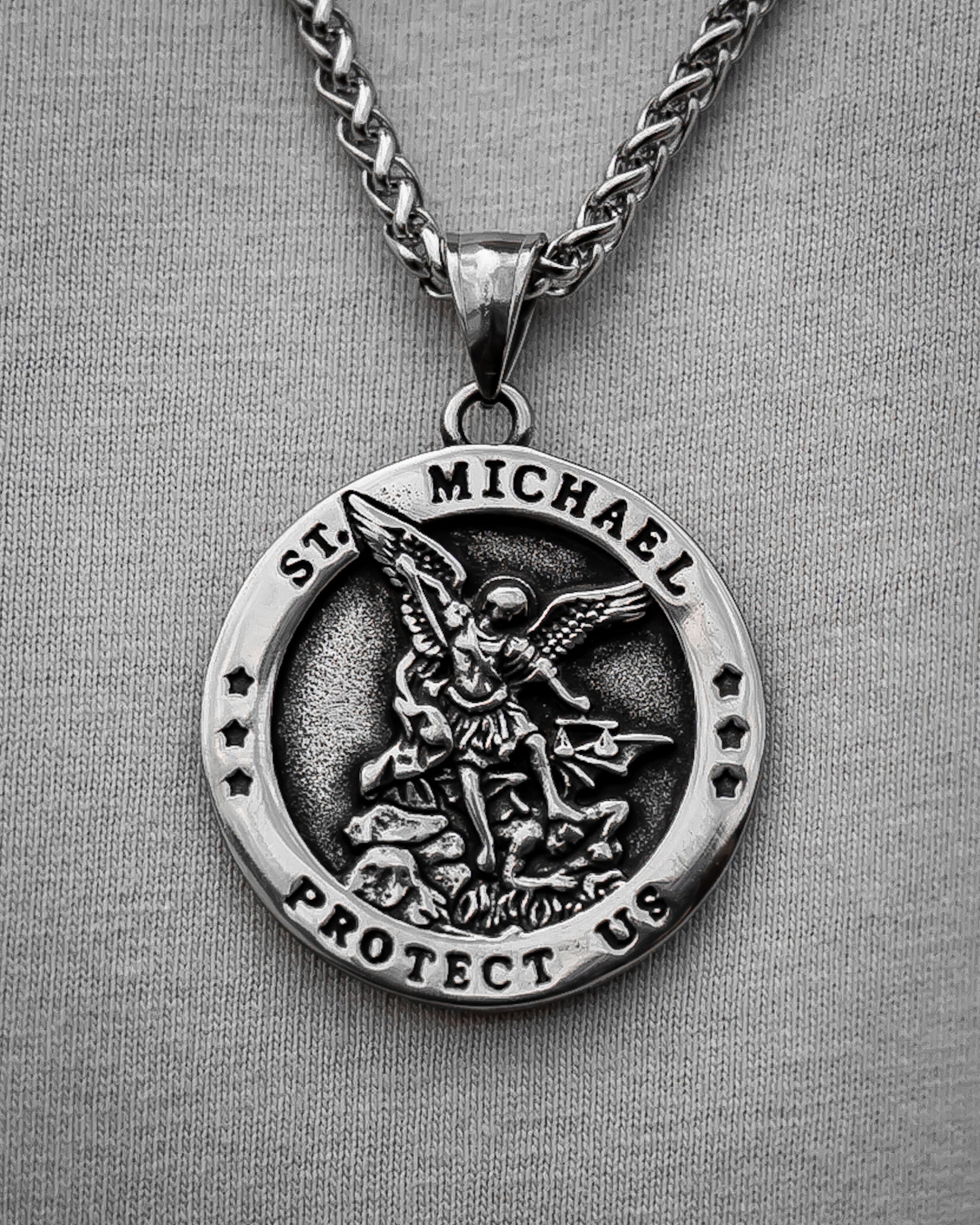 Muskarac nosi oko vrata i izbliza pokazuje privezak muske ogrlice SV. Michael, Privezak i lanac HIRUSKI CELIK, srebrna boja, Najbolja cena i prodaja u Srbiji, model 17