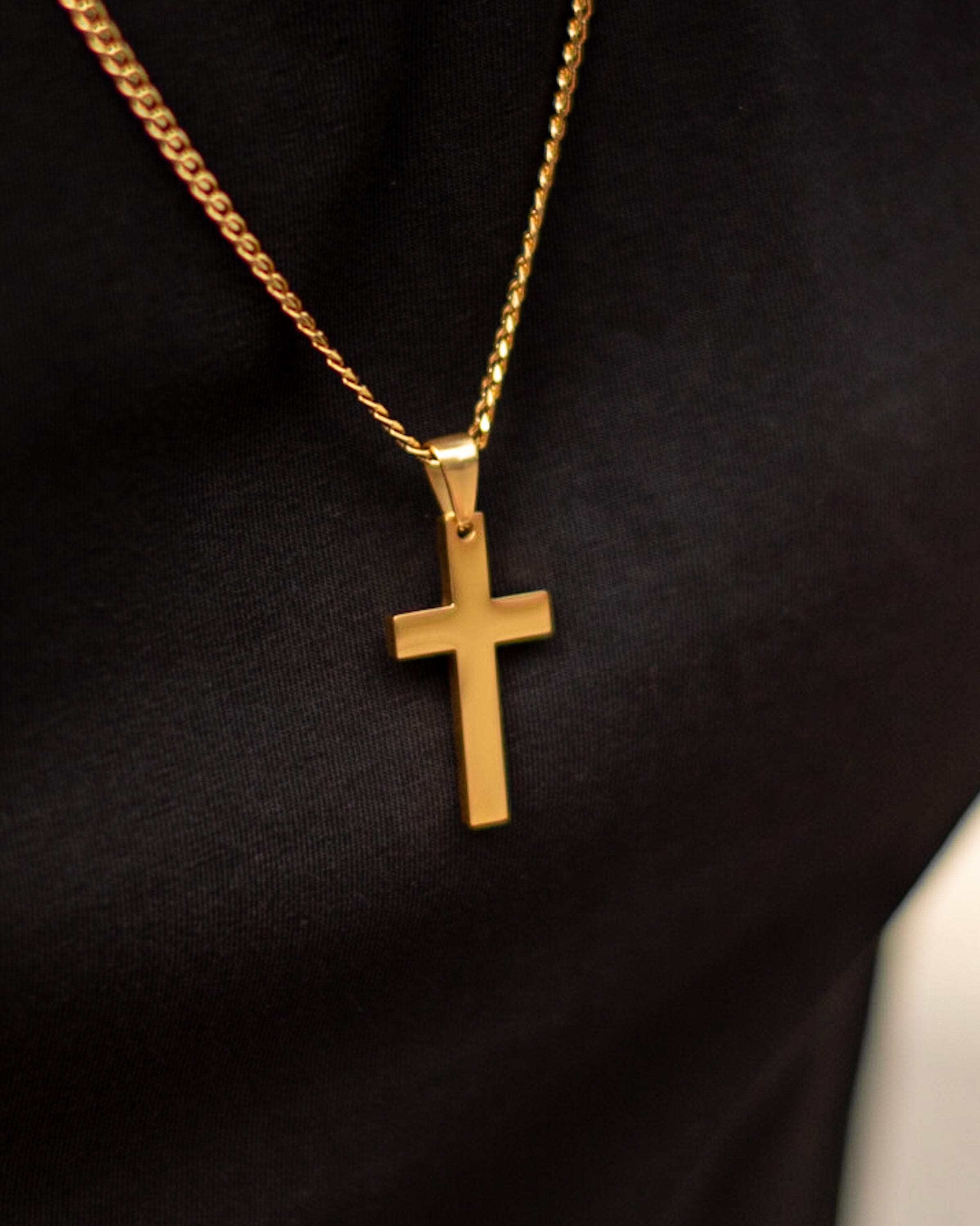 Muskarac nosi oko vrata i detaljno prikazuje privezak muske ogrlice Golden Cross, Privezak i lanac HIRUSKI CELIK, zlatna boja, Najbolja cena i prodaja u Srbiji, model 18