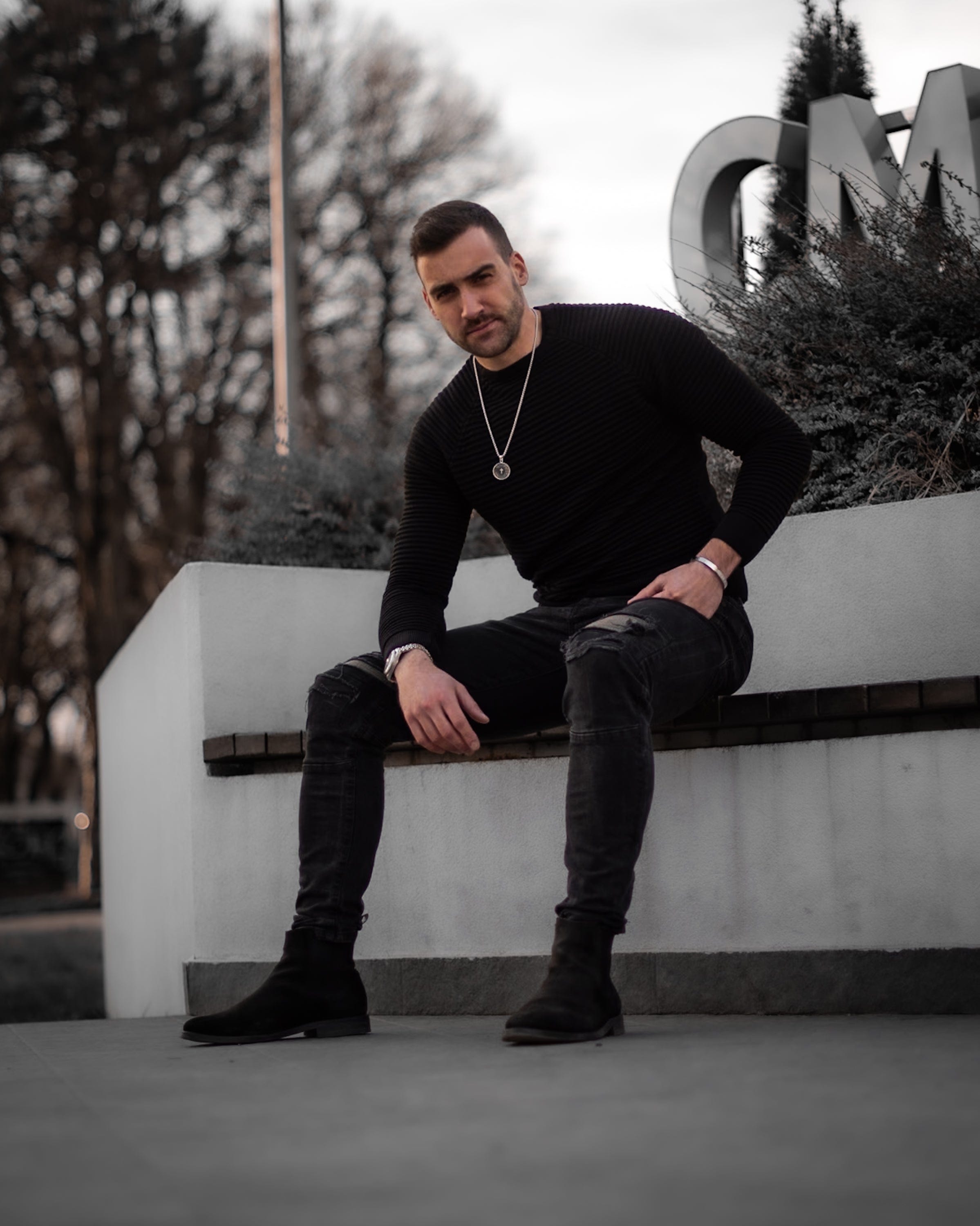 Muskarac nosi i pokazuje musku ogrlicu Father and Son, Privezak i lanac HIRUSKI CELIK, srebrna boja, Najbolja cena i prodaja u Srbiji, model 19