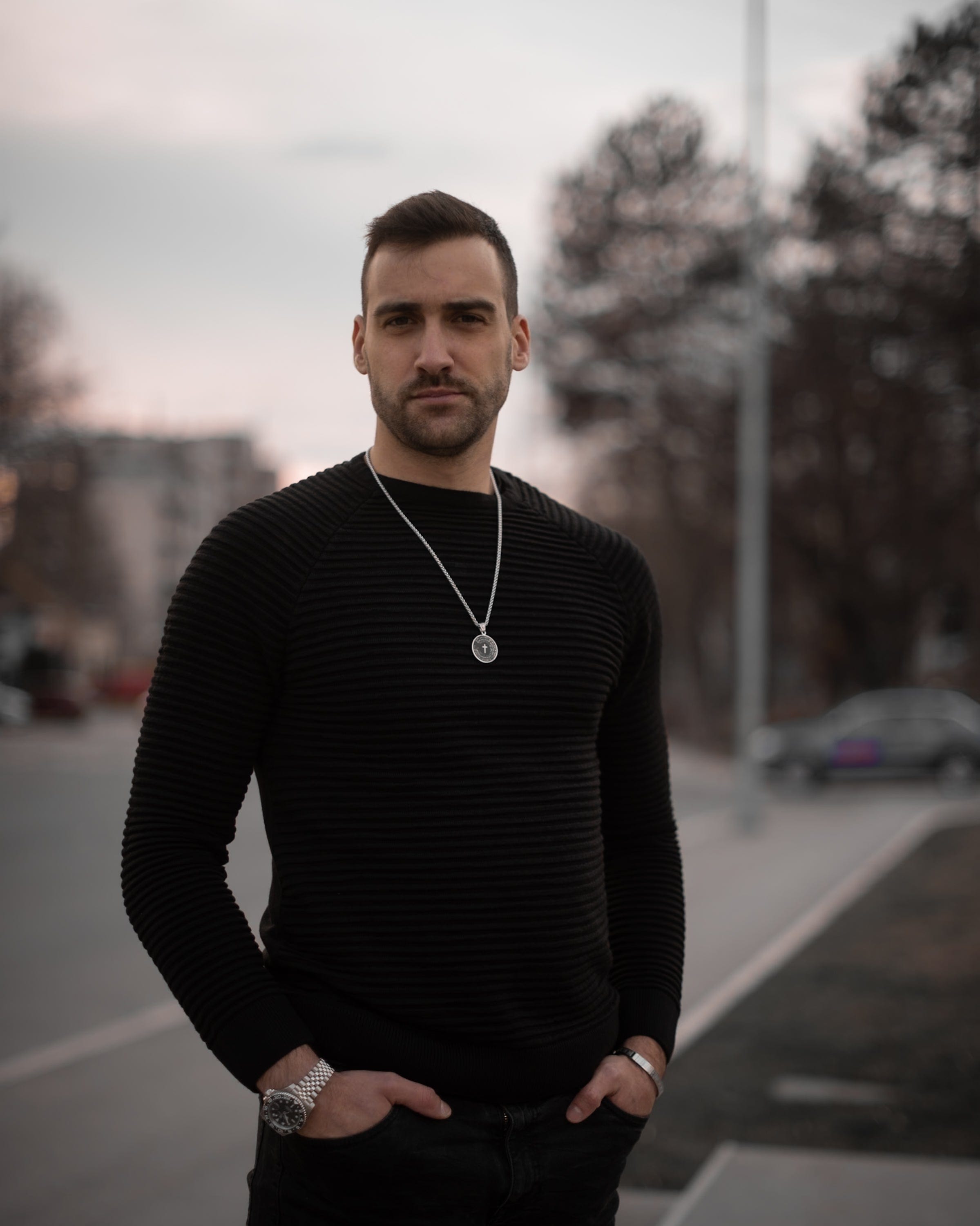 Muskarac nosi oko vrata musku ogrlicu Father and Son, Privezak i lanac su HIRUSKI CELIK, srebrna boja, Najbolja cena i prodaja u Srbiji, model 19