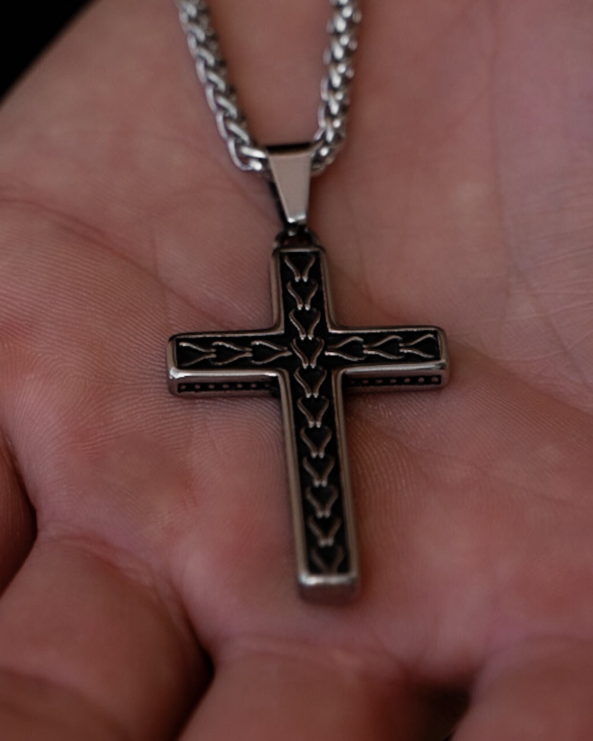 Muskarac drzi na dlanu privezak muske ogrlice SALVATION , Privezak i lanac HIRUSKI CELIK, srebrna boja, Najbolja cena i prodaja u Srbiji, model 2
