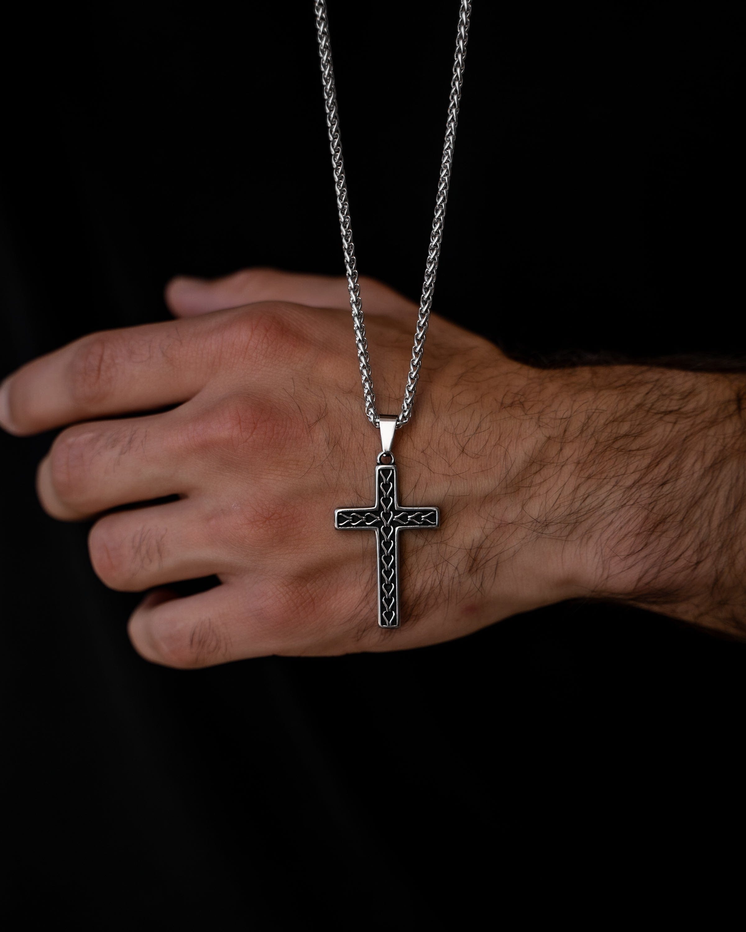 Muskarac rukom pokazuje detaljno privezak muske ogrlice SALVATION. Privezak i lanac HIRUSKI CELIK, srebrna boja, Najbolja cena i prodaja u Srbiji, model 2