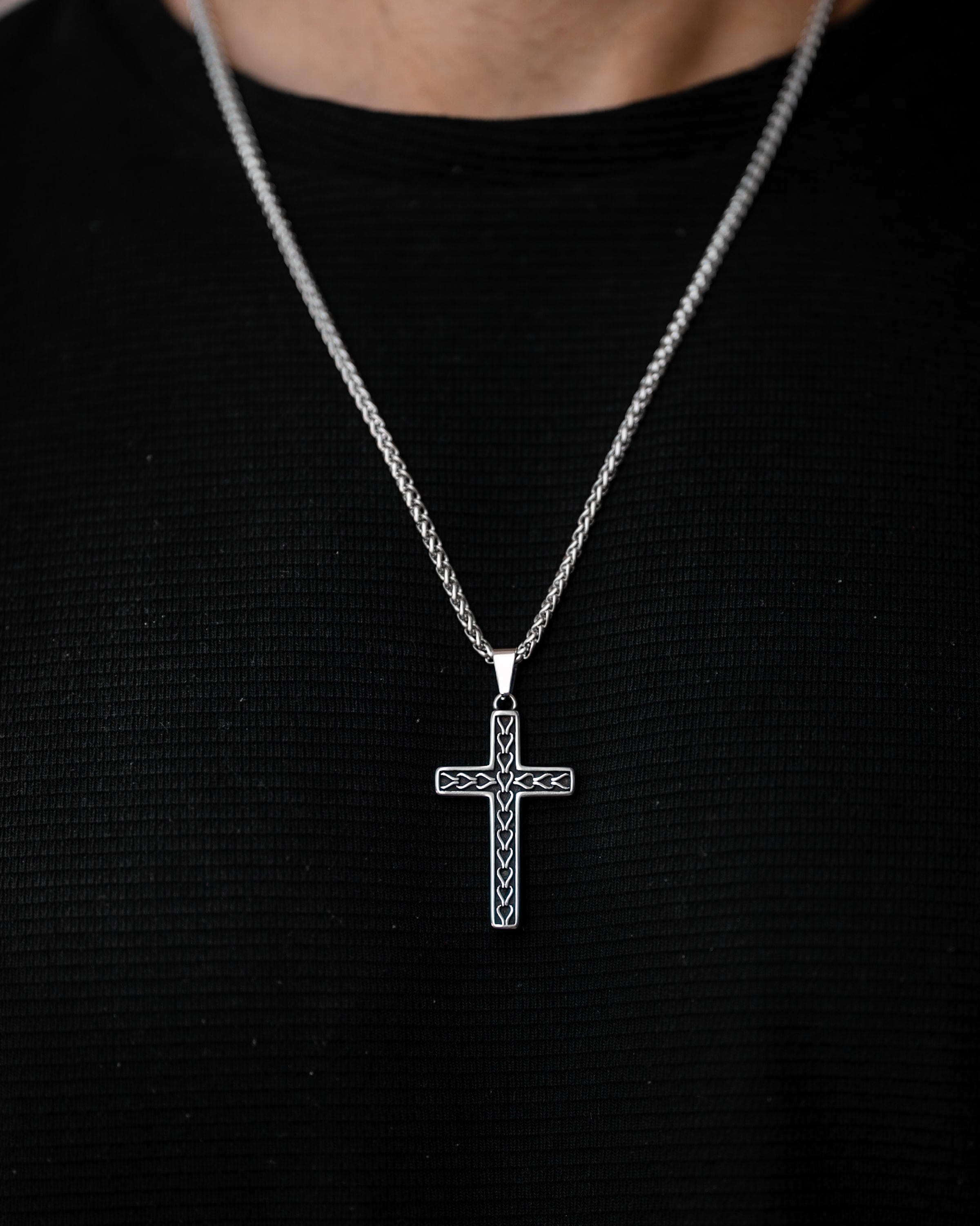 Muskarac nosi na vratu musku ogrlicu SALVATION, Privezak i lanac HIRUSKI CELIK, srebrna boja, Najbolja cena i prodaja u Srbiji, model 2