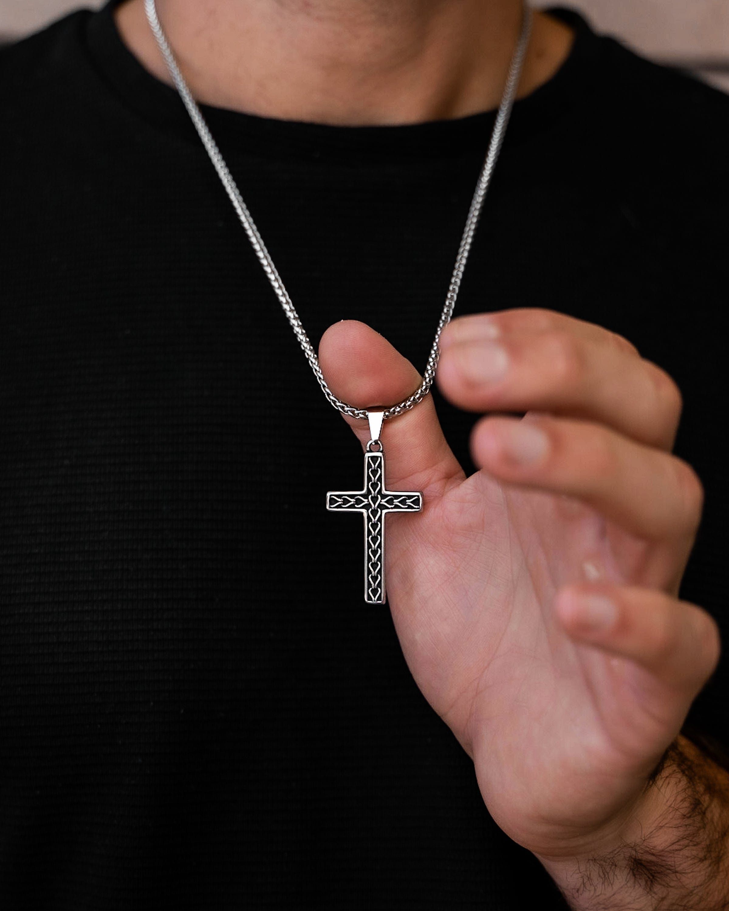 Muskarac detaljno pokazuje privezak muske ogrlice SALVATION , Privezak i lanac HIRUSKI CELIK, srebrna boja, Najbolja cena i prodaja u Srbiji, model 2