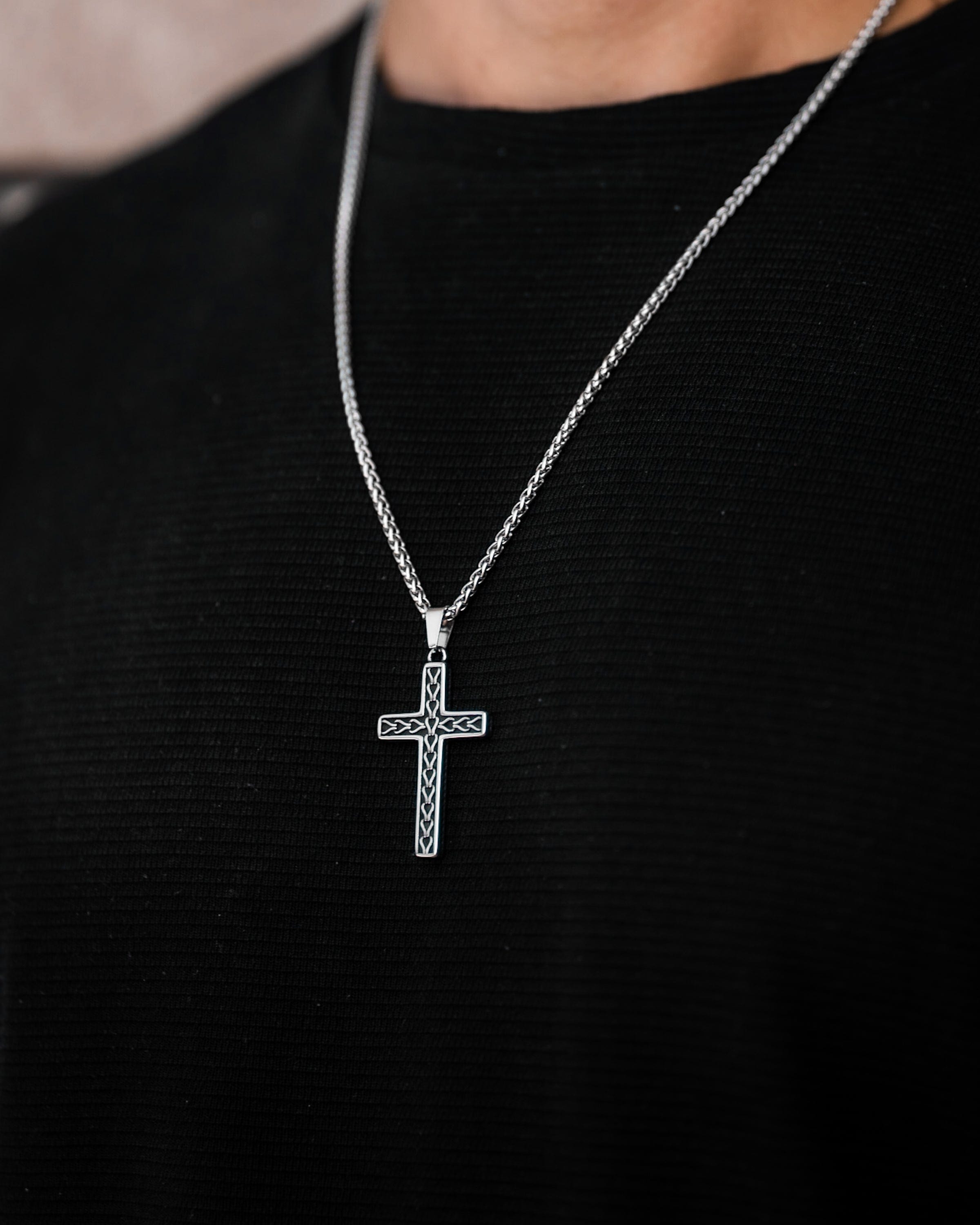 Muskarac nosi na vratu musku ogrlicu SALVATION, Privezak i lanac HIRUSKI CELIK, srebrna boja, Najbolja cena i prodaja u Srbiji, model 2
