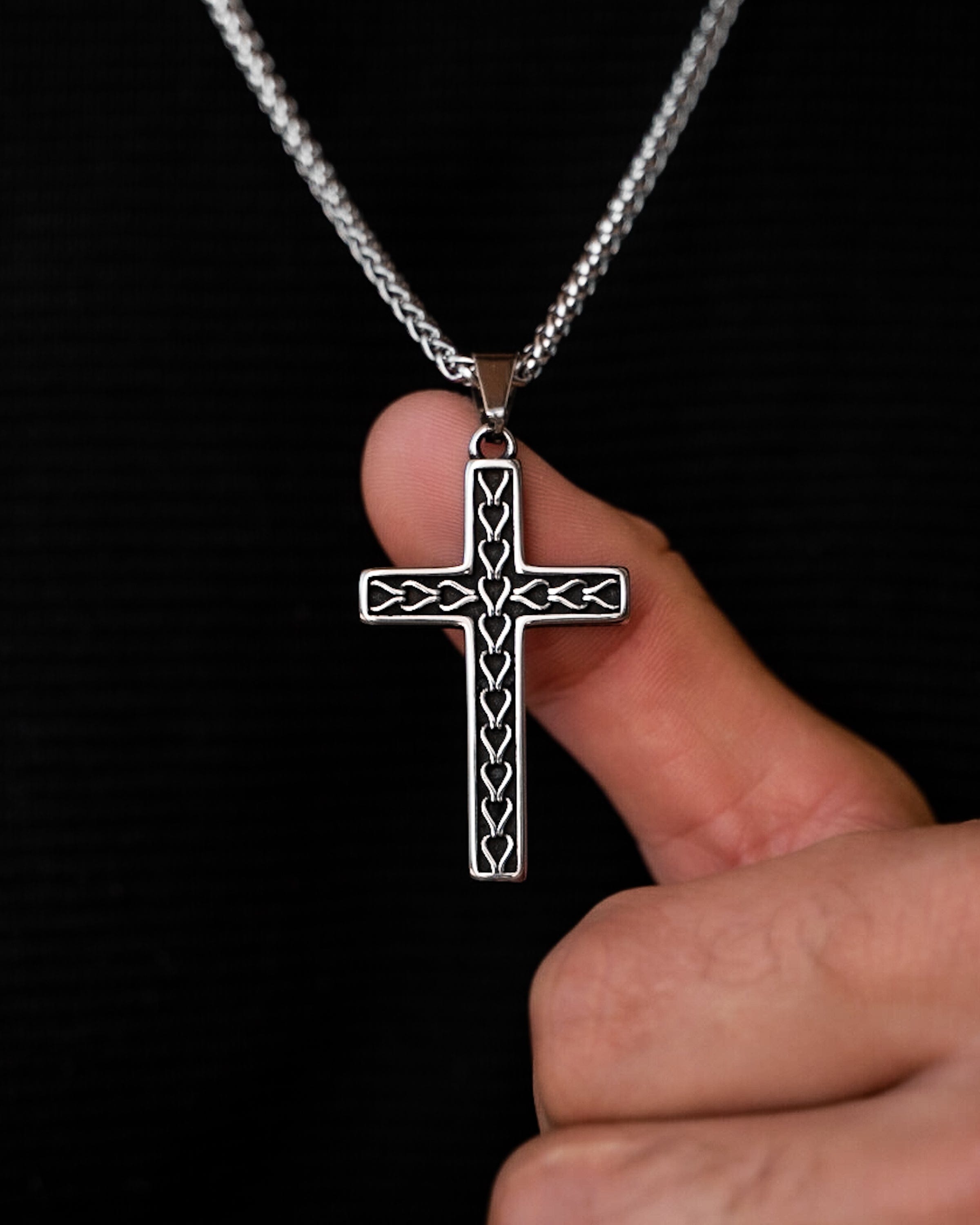 Prikaz izbliza prednje strane muske ogrlice SALVATION, Privezak i lanac HIRUSKI CELIK, srebrna boja, Najbolja cena i prodaja u Srbiji, model 2