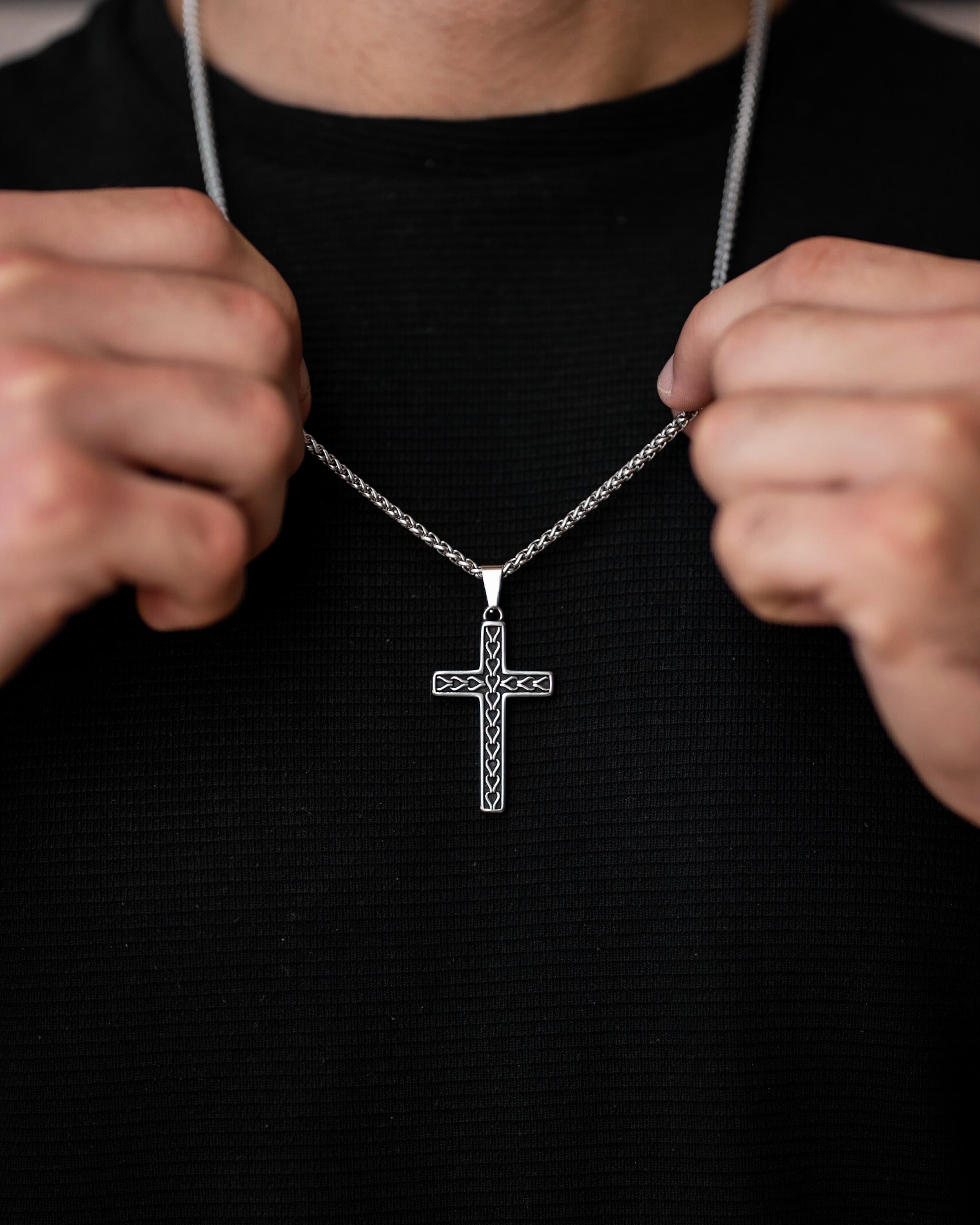 Muskarac nosi na vratu i rukama drzi
musku ogrlicu SALVATION , srebrna boja, Privezak i lanac HIRUSKI CELIK, Najbolja cena i prodaja u Srbiji, model 2
