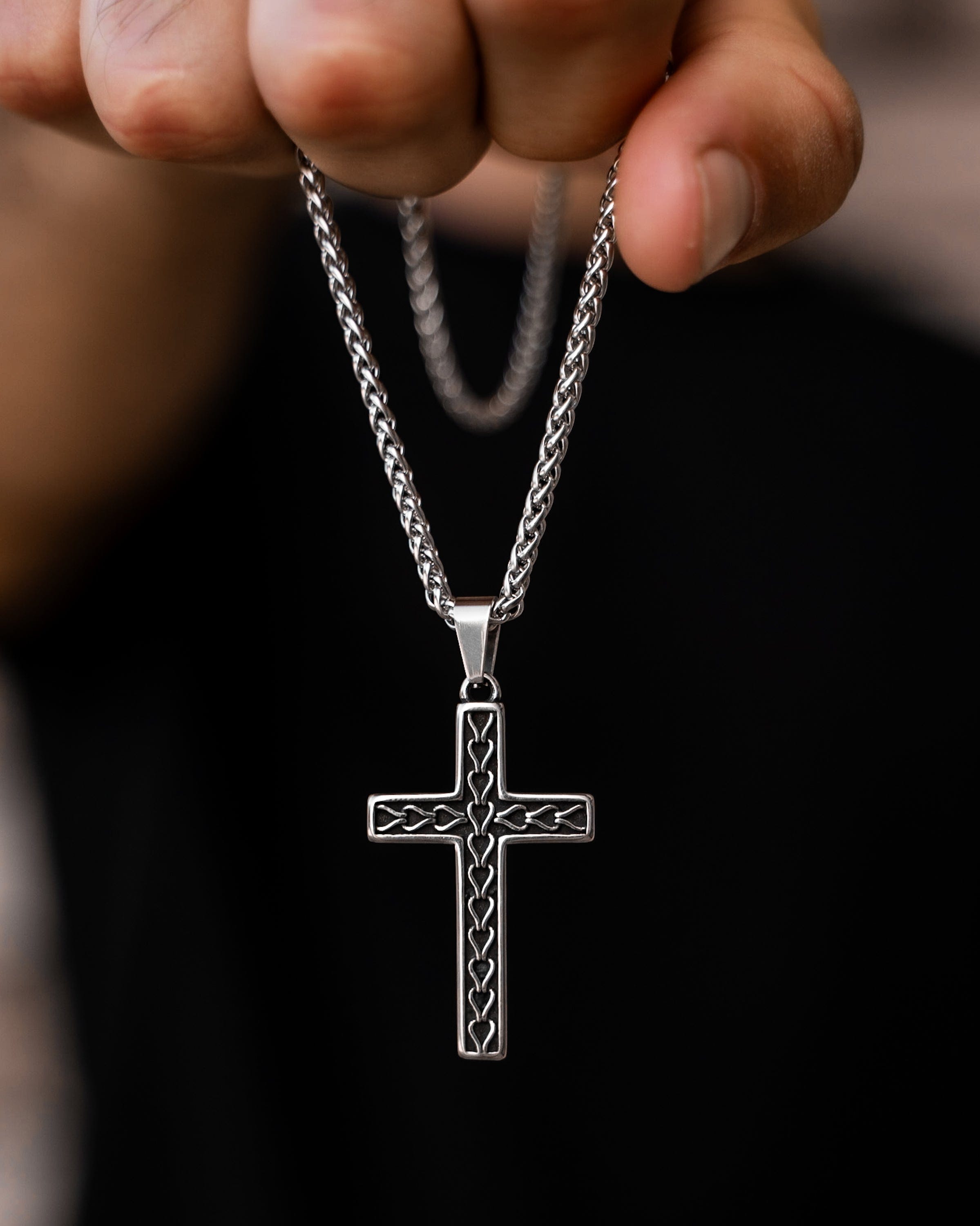Muskarac drzi u ruci i pokazuje privezak i lanac muske ogrlice SALVATION, HIRUSKI CELIK, srebrna boja, Najbolja cena i prodaja u Srbiji, model 2
