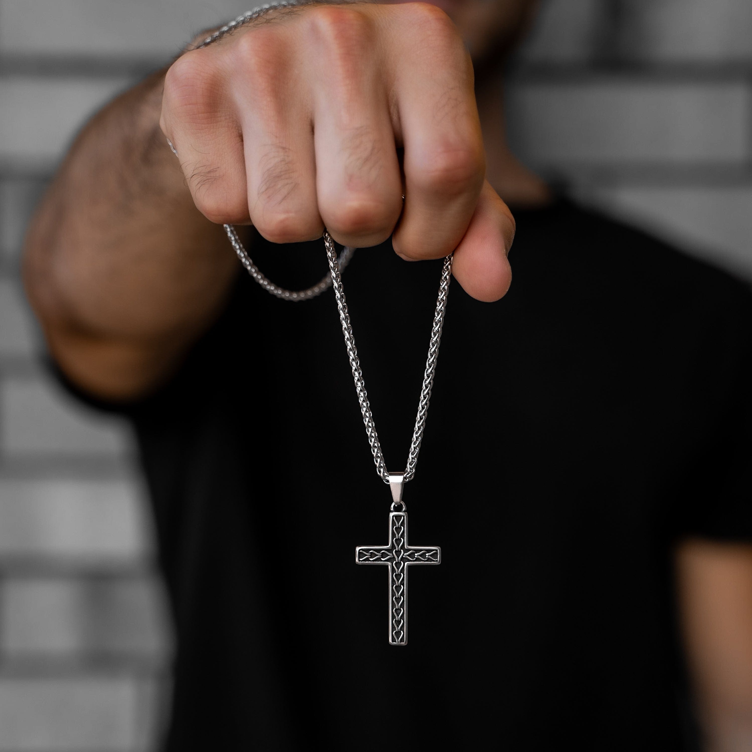 Muskarac drzi u ruci musku ogrlicu SALVATION, Privezak i lanac HIRUSKI CELIK, srebrna boja, Najbolja cena i prodaja u Srbiji, model 2