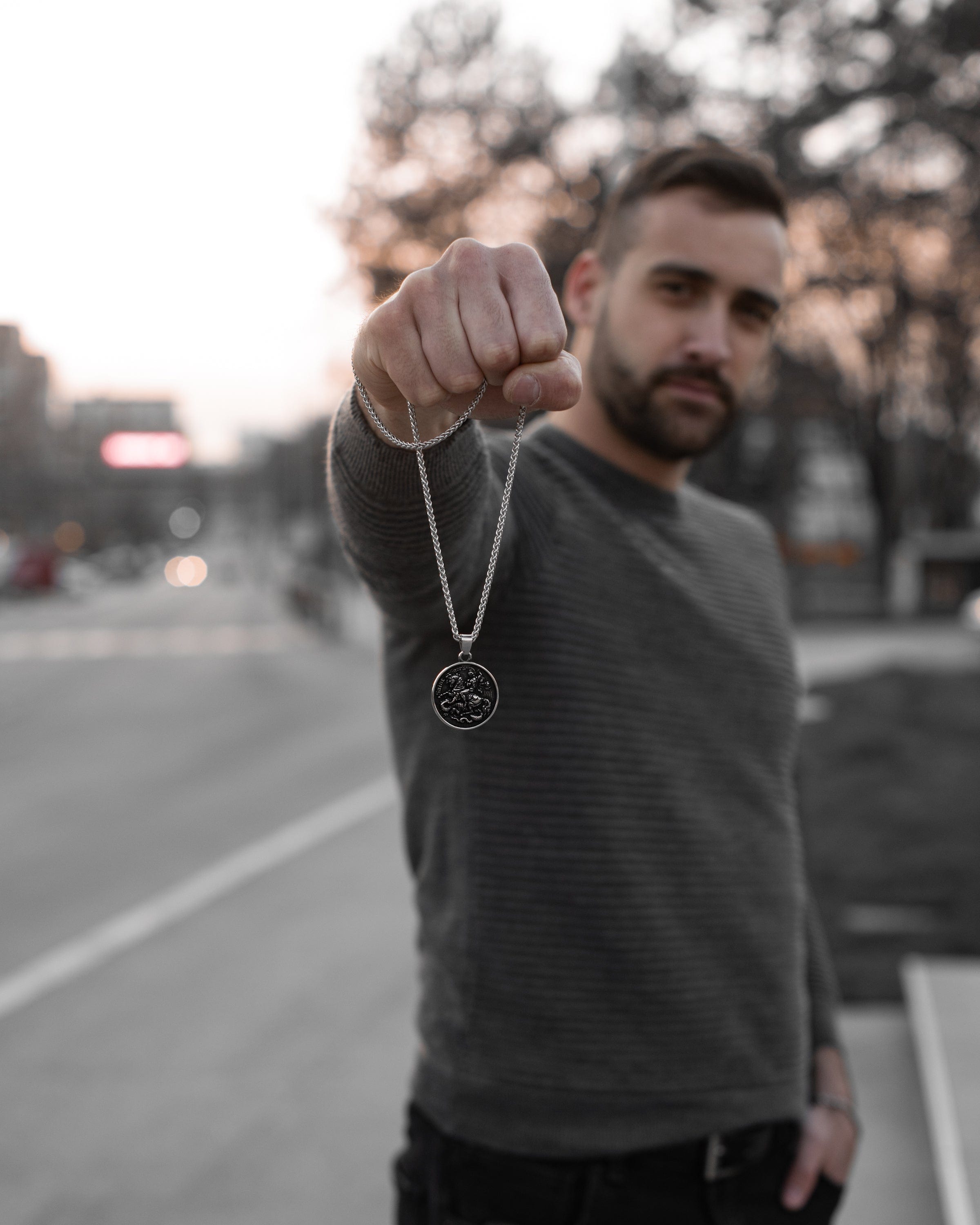 Muskarac drzi musku ogrlicu Saint George, Privezak i lanac HIRUSKI CELIK, srebrna boja, Najbolja cena i prodaja u Srbiji, model 20