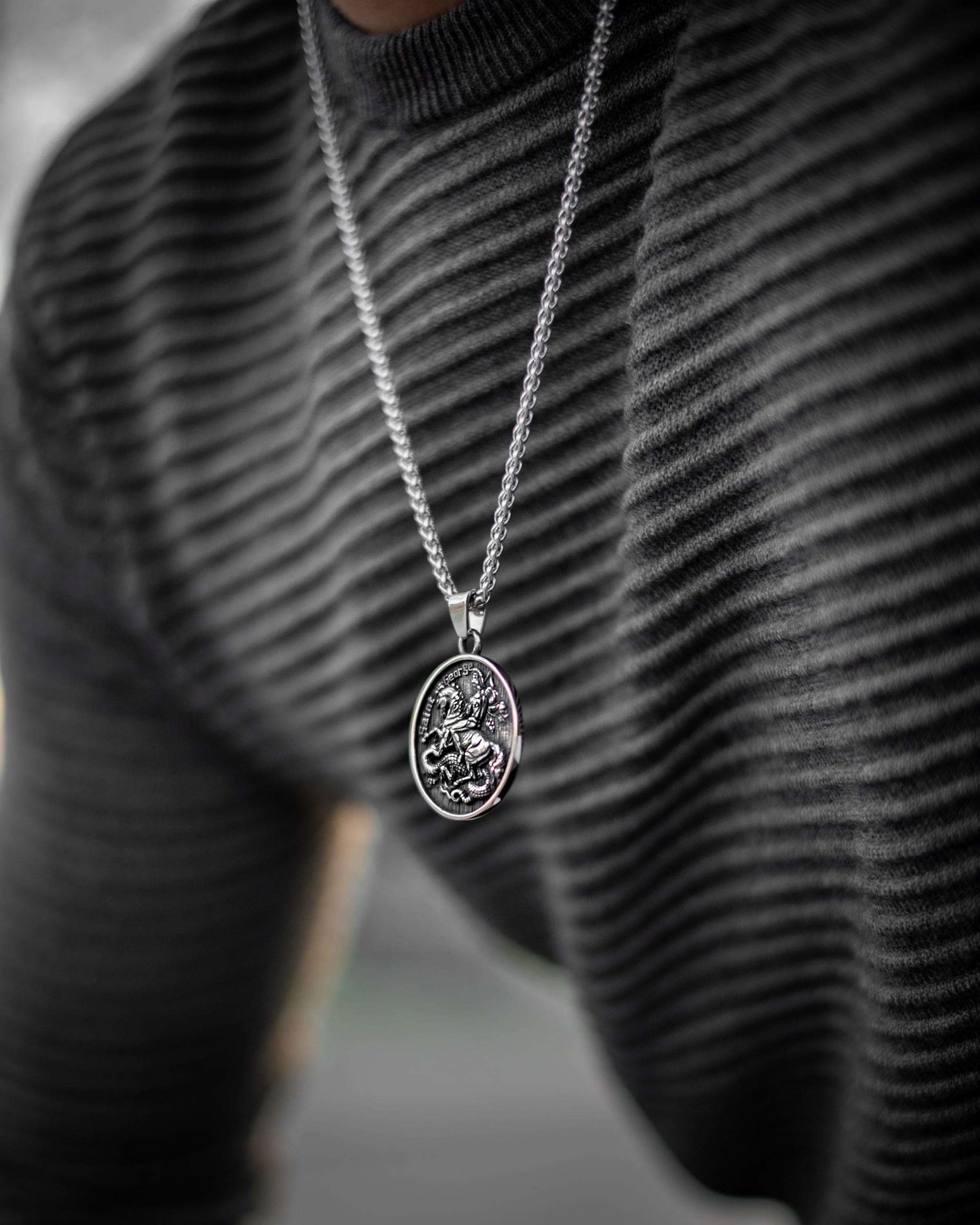 Muskarac nosi oko vrata musku ogrlicu Saint George, Privezak i lanac HIRUSKI CELIK, srebrna boja, Najbolja cena i prodaja u Srbiji, model 20