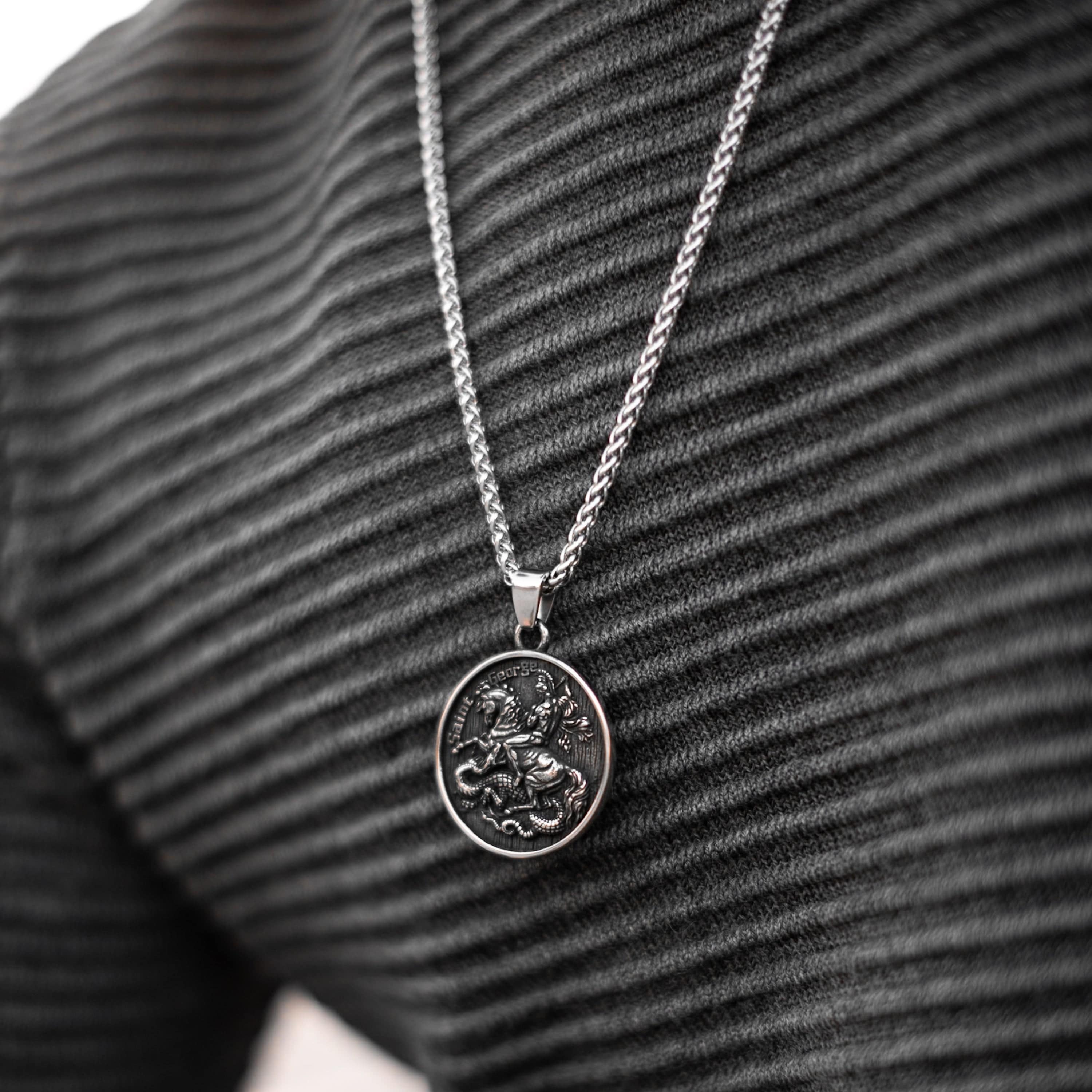 Muskarac nosi oko vrata i detaljno prikazuje privezak muske ogrlice Saint George, Privezak i lanac HIRUSKI CELIK, srebrna boja, Najbolja cena i prodaja u Srbiji, model 20