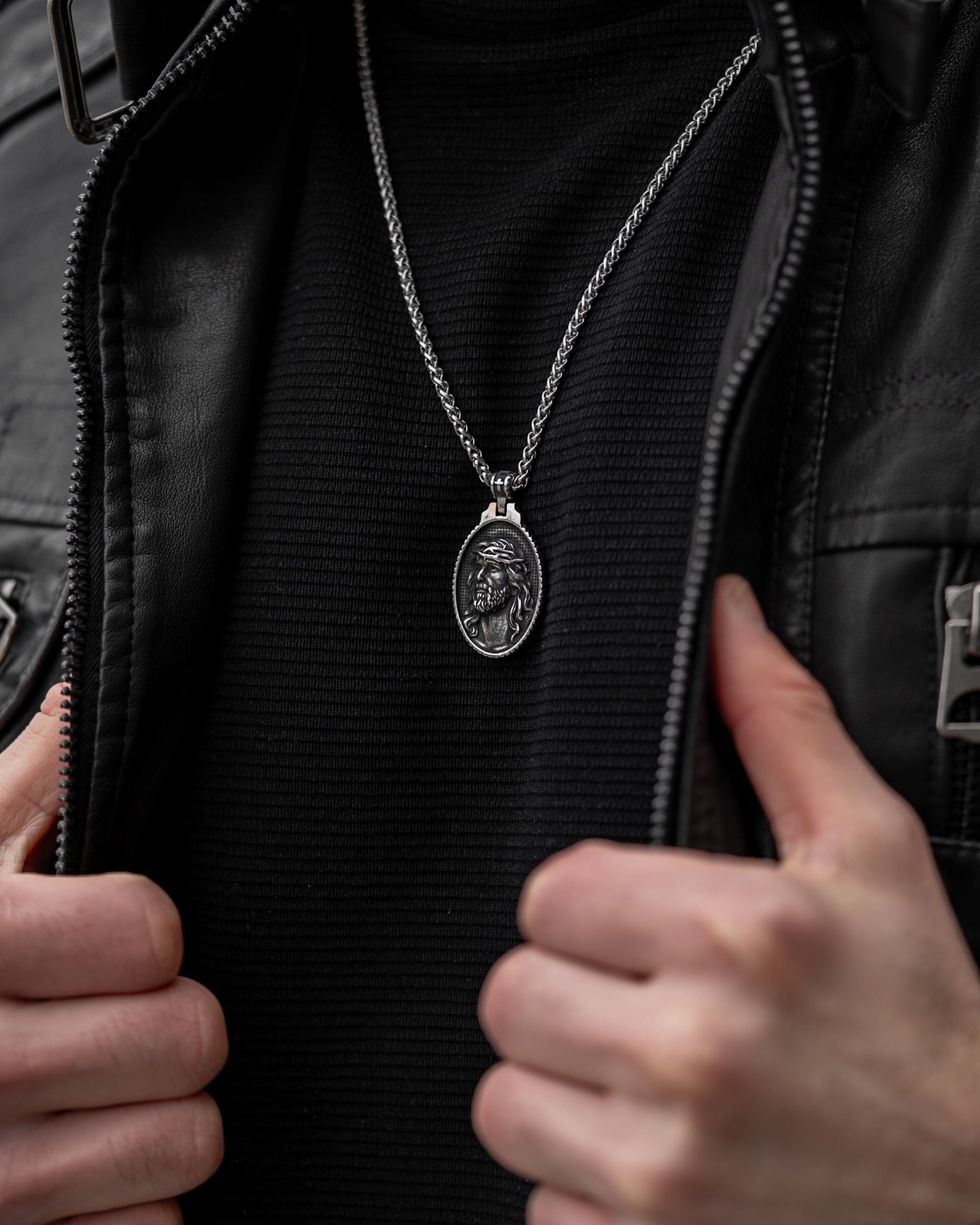Muskarac nosi oko vrata musku ogrlicu Jesus of Nazareth. Privezak i lanac HIRUSKI CELIK, srebrna boja, Najbolja cena i prodaja u Srbiji, model 21