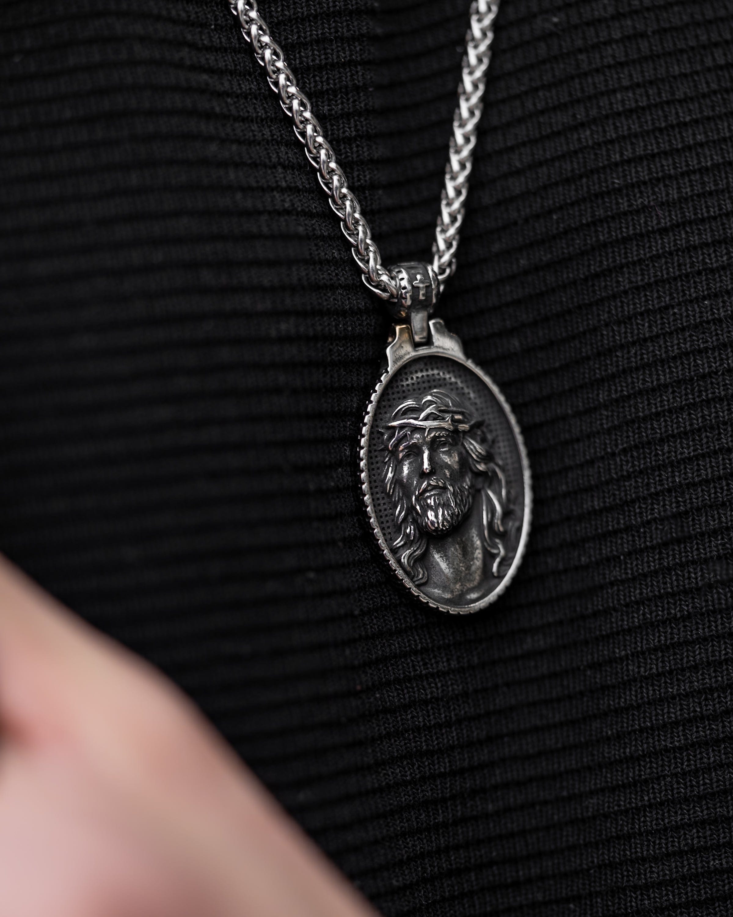Prikaz izbliza priveska muske ogrlice Jesus of Nazareth, Privezak i lanac HIRUSKI CELIK, srebrna boja, Najbolja cena i prodaja u Srbiji, model 21