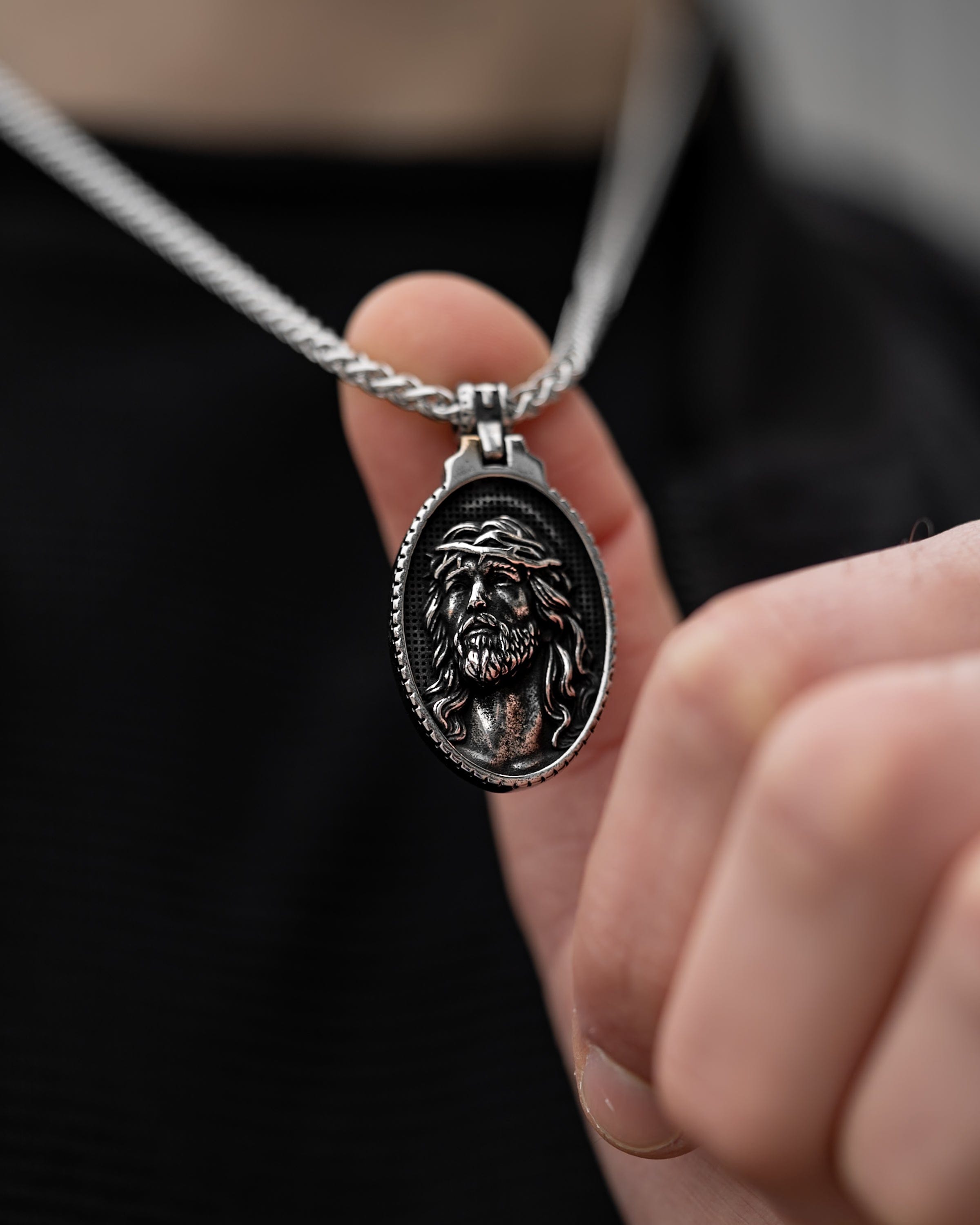 Muskarac detaljno pokazuje gravuru priveska muske ogrlice Jesus of Nazareth, Privezak i lanac HIRUSKI CELIK, srebrna boja, Najbolja cena i prodaja u Srbiji, model 21