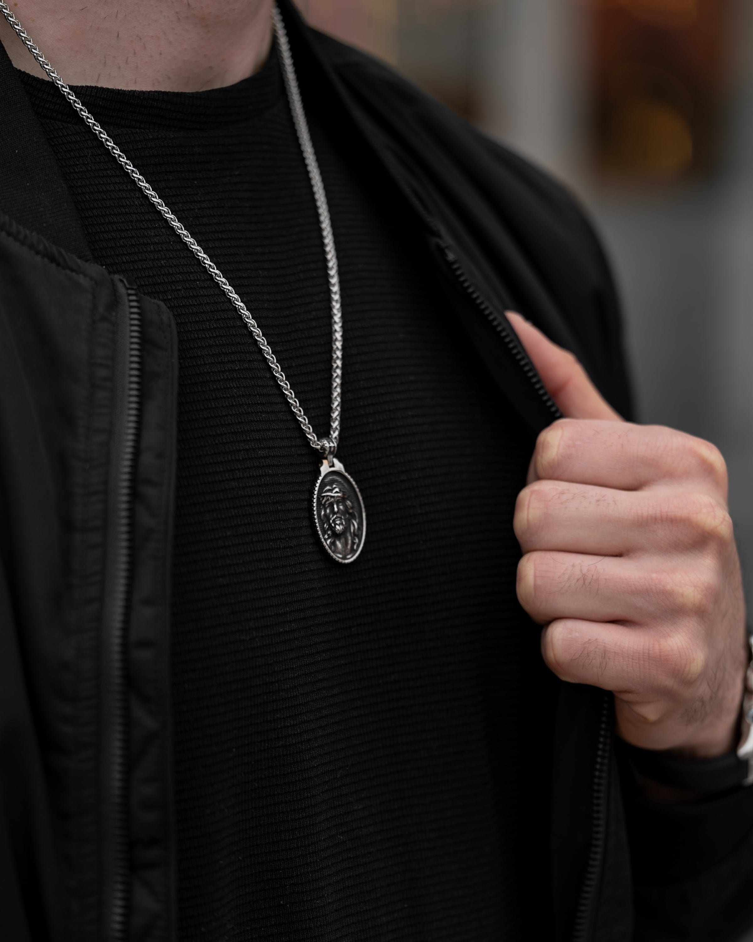 Muskarac nosi oko vrata musku ogrlicu Jesus of Nazareth, Privezak i lanac HIRUSKI CELIK, srebrna boja, Najbolja cena i prodaja u Srbiji, model 21