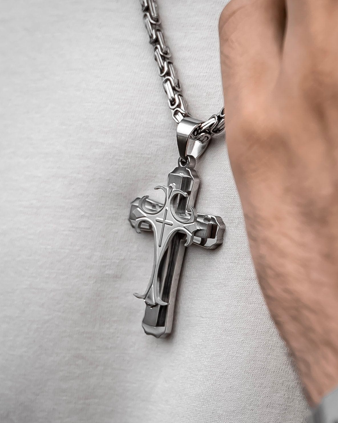Prikaz izbliza leve strane priveska muske ogrlice Iron Cross, Privezak i lanac HIRUSKI CELIK, srebrna boja, Najbolja cena i prodaja u Srbiji, model 23