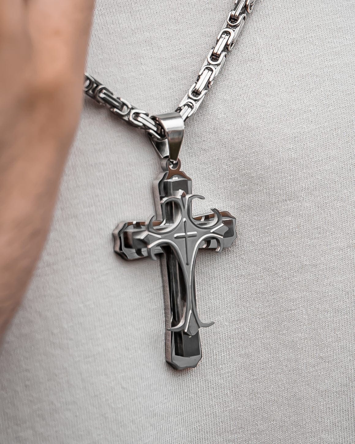 Prikaz izbliza desne strane priveska muske ogrlice Iron Cross, Privezak i lanac HIRUSKI CELIK, srebrna boja, Najbolja cena i prodaja u Srbiji, model 23