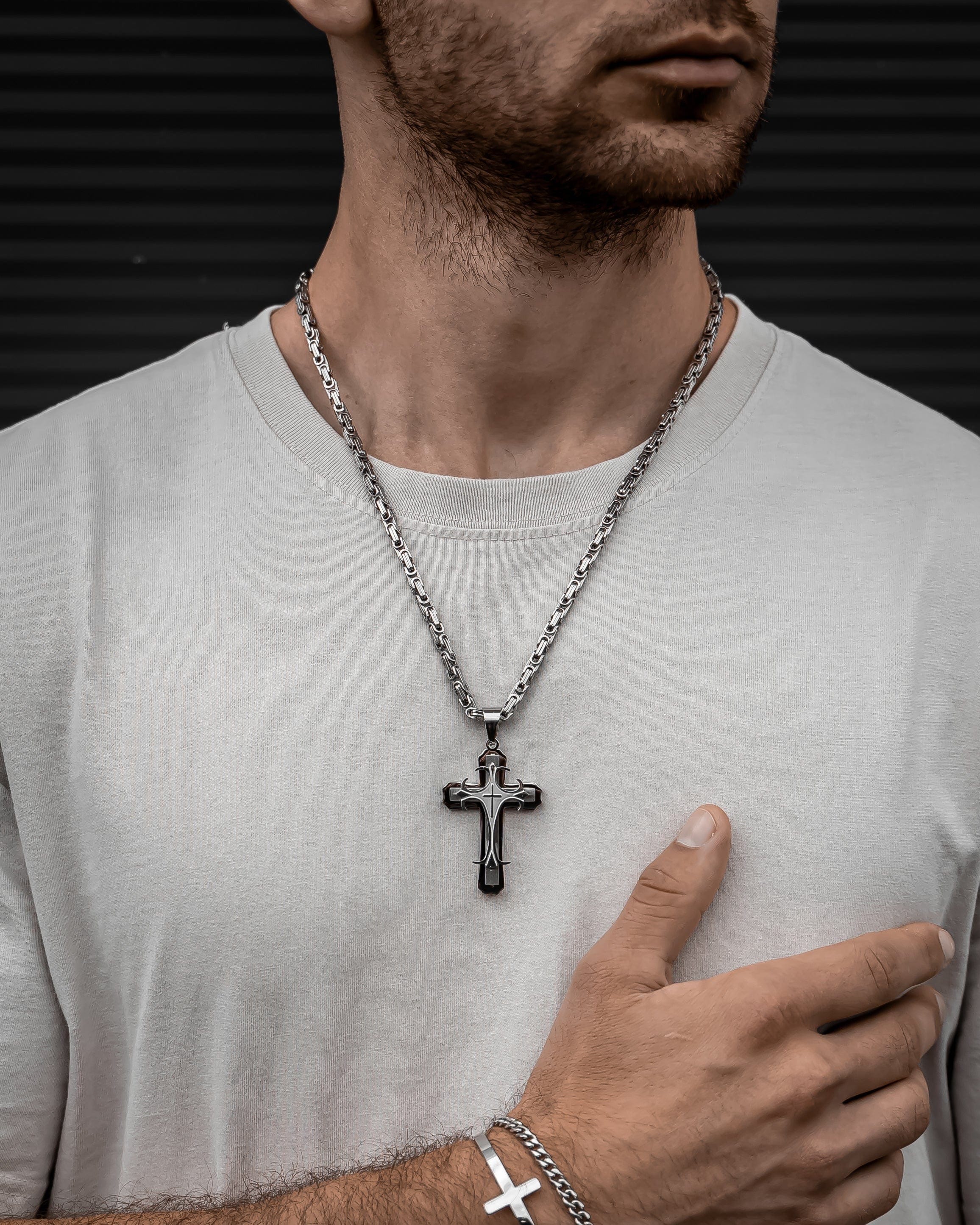 Muskarac nosi oko vrata i pokazuje musku ogrlicu Iron Cross, Privezak i lanac HIRUSKI CELIK, srebrna boja, Najbolja cena i prodaja u Srbiji, model 23