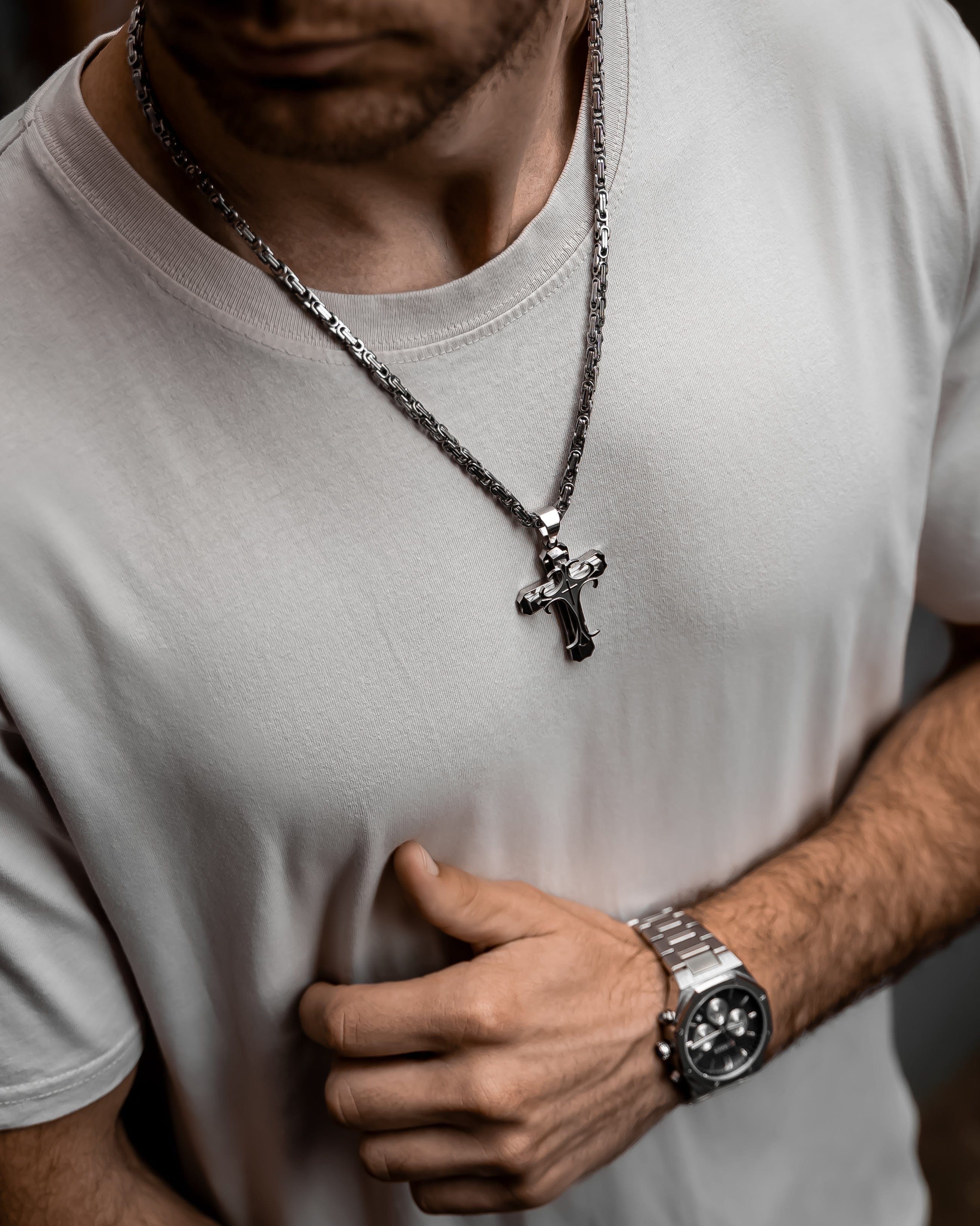Muskarac nosi oko vrata musku ogrlicu Iron Cross, Privezak i lanac HIRUSKI CELIK, srebrna boja, Najbolja cena i prodaja u Srbiji, model 23