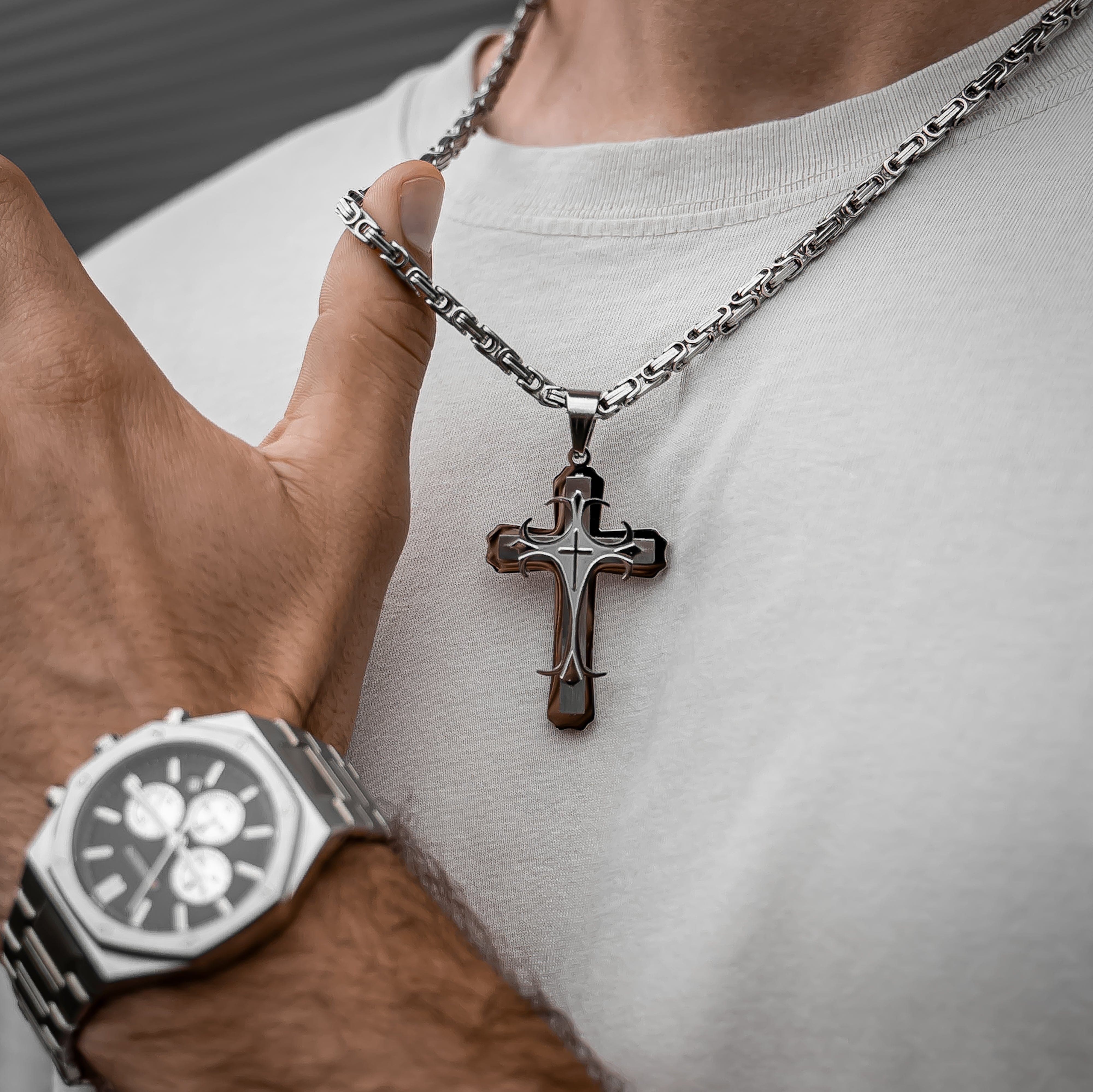 Muskarac detaljno pokazuje privezak muske ogrlice Iron Cross, Privezak i lanac HIRUSKI CELIK, srebrna boja, Najbolja cena i prodaja u Srbiji, model 23