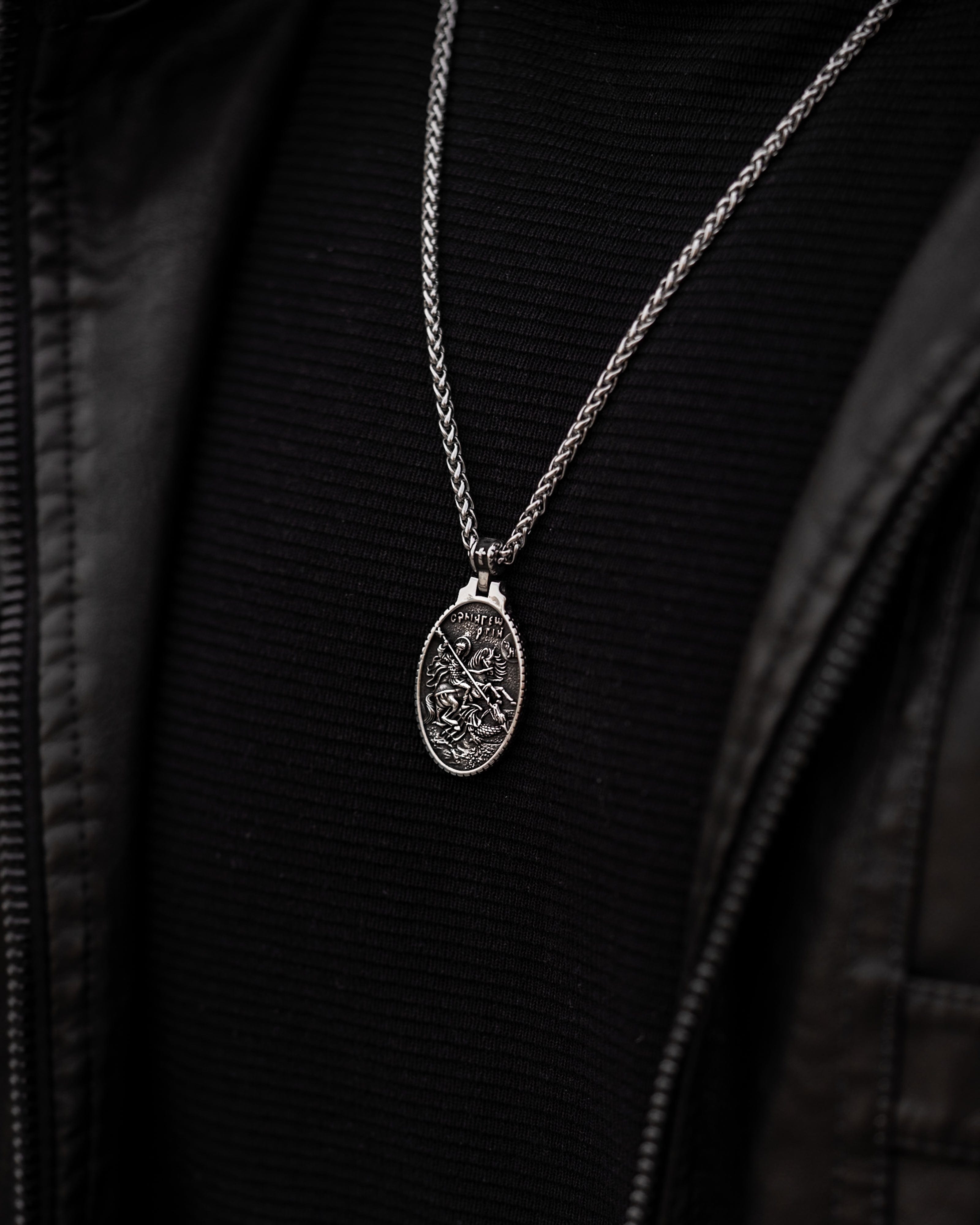 Muskarac nosi oko vrata musku ogrlicu SV. Georgije Silver, Privezak i lanac HIRUSKI CELIK, srebrna boja, Najbolja cena i prodaja u Srbiji, model 25