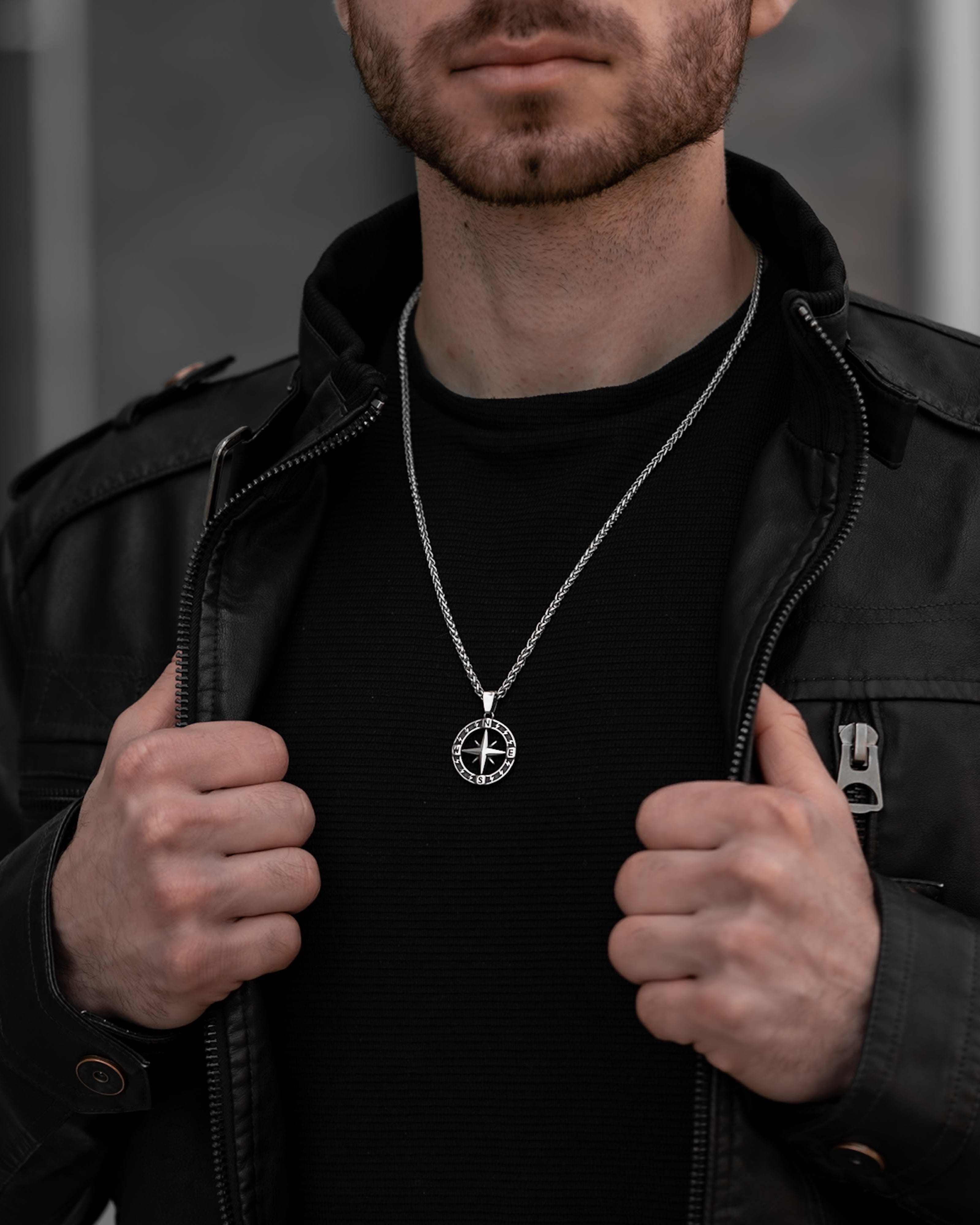 Muskarac nosi oko vrata musku ogrlicu Stellar North. Privezak i lanac HIRUSKI CELIK, srebrna boja, Najbolja cena i prodaja u Srbiji, model 27