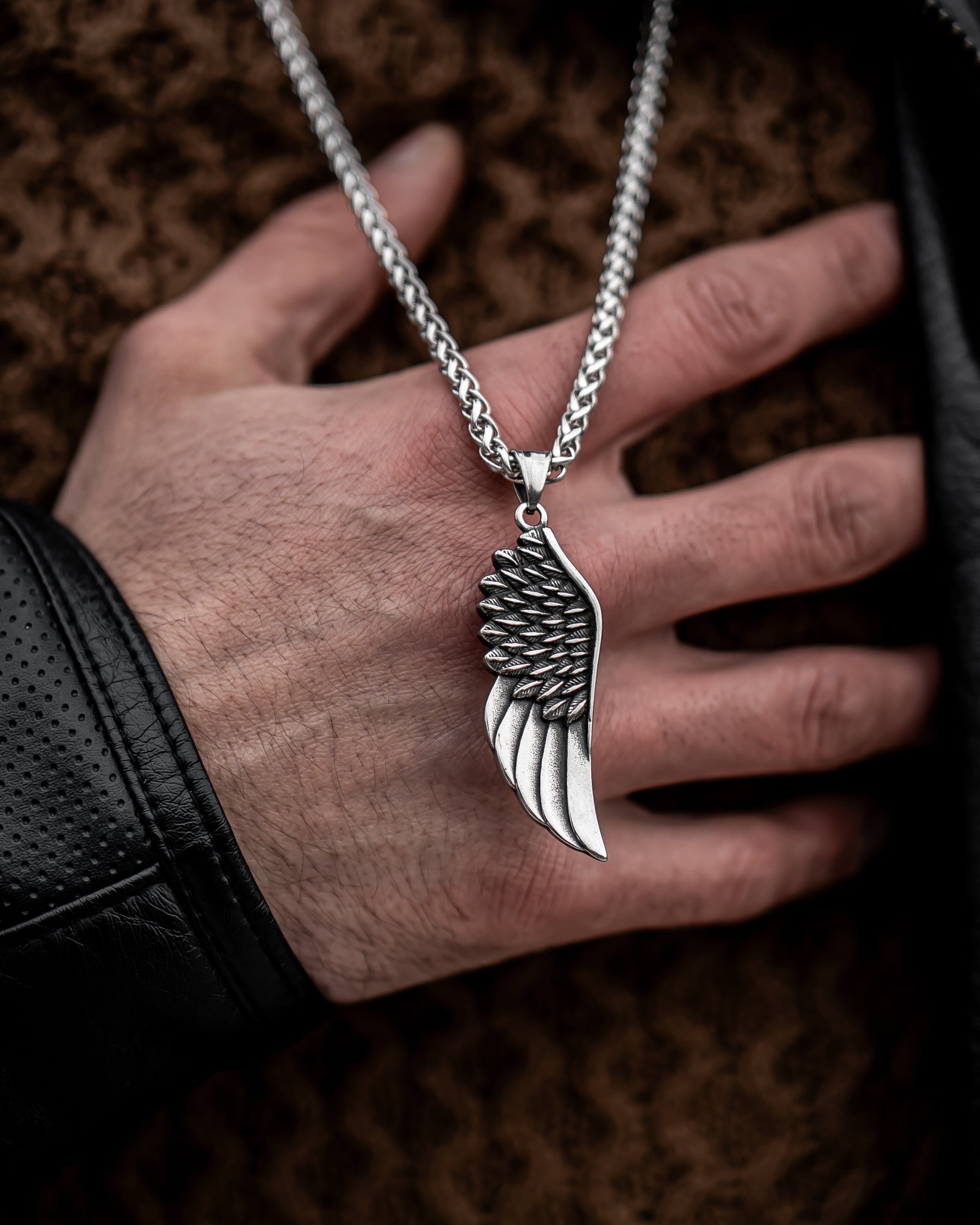 Muskarac prikazuje detaljno musku ogrlicu Freedom, Privezak i lanac HIRUSKI CELIK, srebrna boja, Najbolja cena i prodaja u Srbiji, model 6