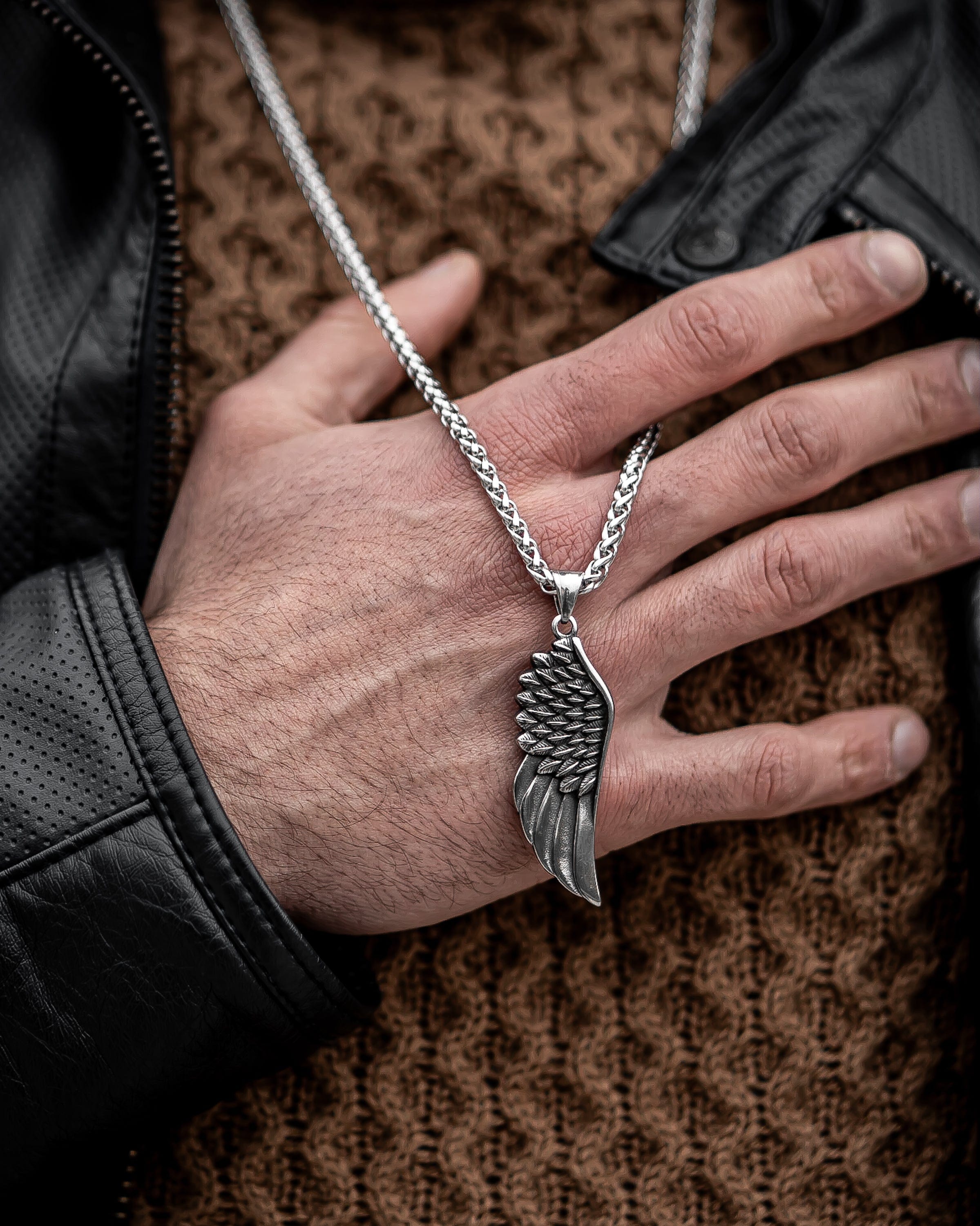 Muskarac prikazuje detaljno privezak i lanac muske ogrlice Freedom, HIRUSKI CELIK, srebrna boja, Najbolja cena i prodaja u Srbiji, model 6