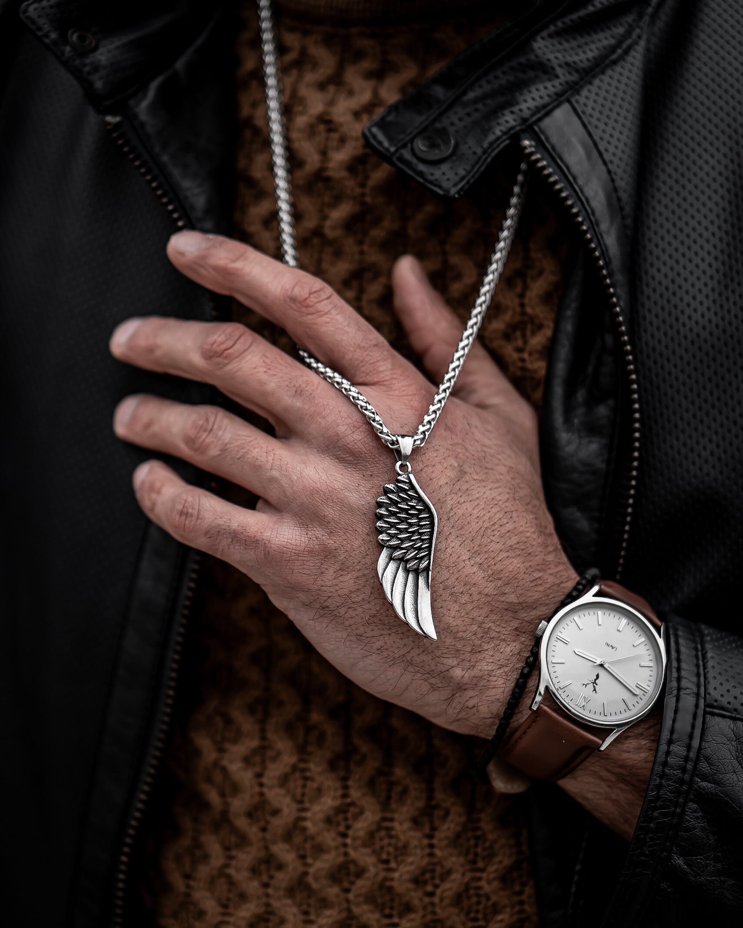 Muskarac drzi i pokazuje privezak muske ogrlice Freedom, Privezak i lanac HIRUSKI CELIK, srebrna boja, Najbolja cena i prodaja u Srbiji, model 6