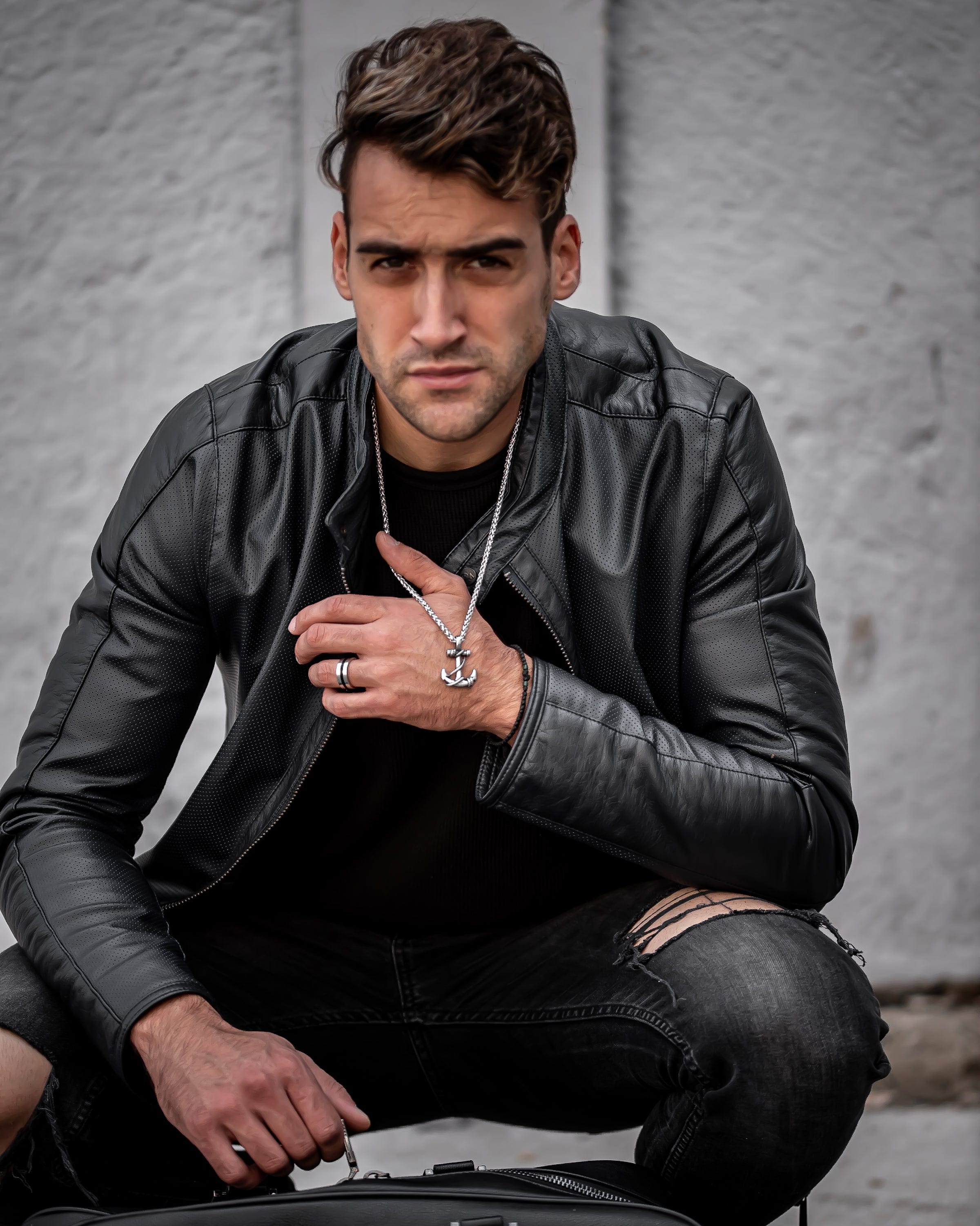 Muskarac nosi na vratu i rukom drzi
musku ogrlicu Iron Anchor, srebrna boja, Privezak i lanac HIRUSKI CELIK, Najbolja cena i prodaja u Srbiji, model 8