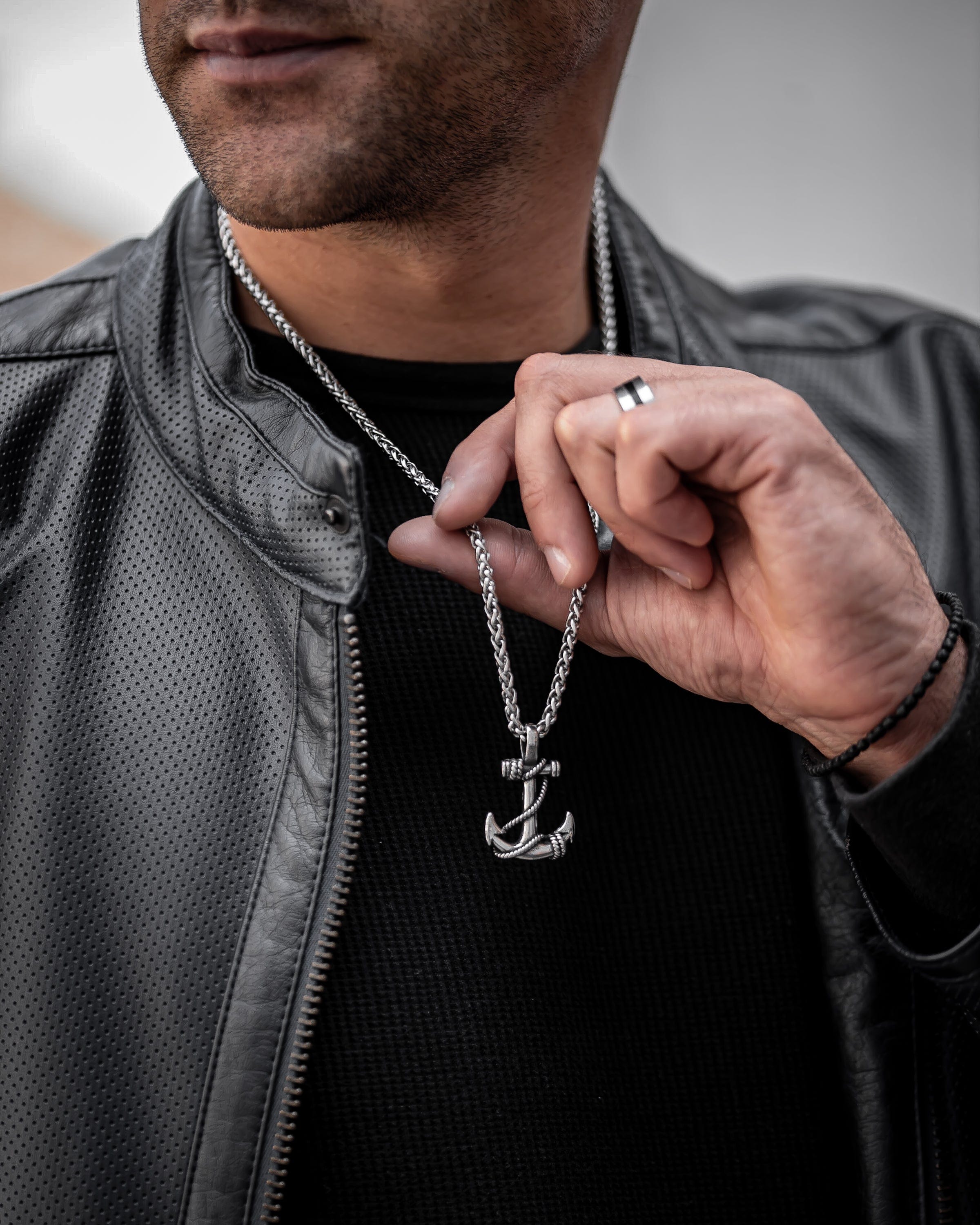 Muskarac detaljno pokazuje privezak muske ogrlice Iron Anchor, Privezak i lanac HIRUSKI CELIK, srebrna boja, Najbolja cena i prodaja u Srbiji, model 8