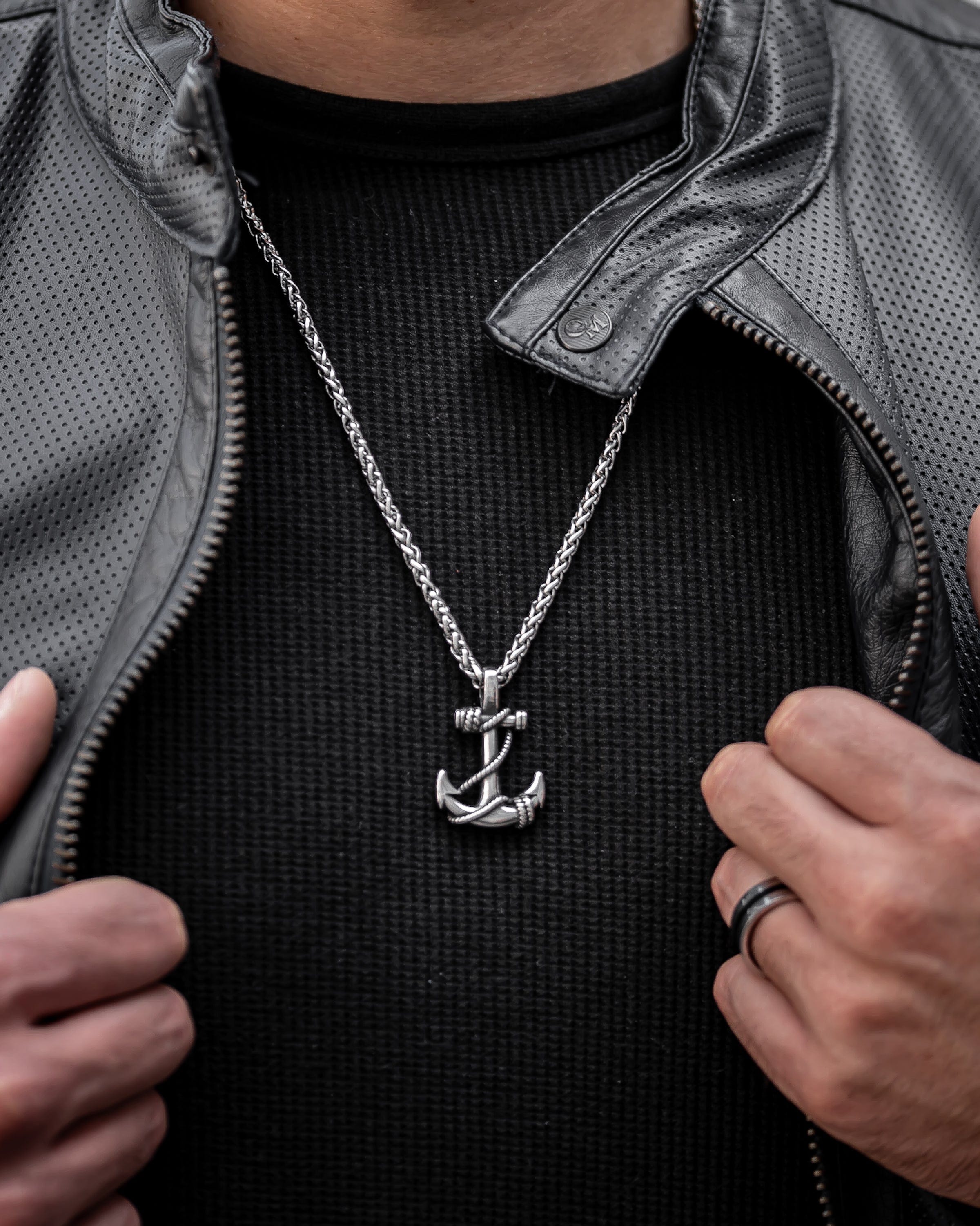 Muskarac nosi na vratu musku ogrlicu Iron Anchor, Privezak i lanac HIRUSKI CELIK, srebrna boja, Najbolja cena i prodaja u Srbiji, model 8