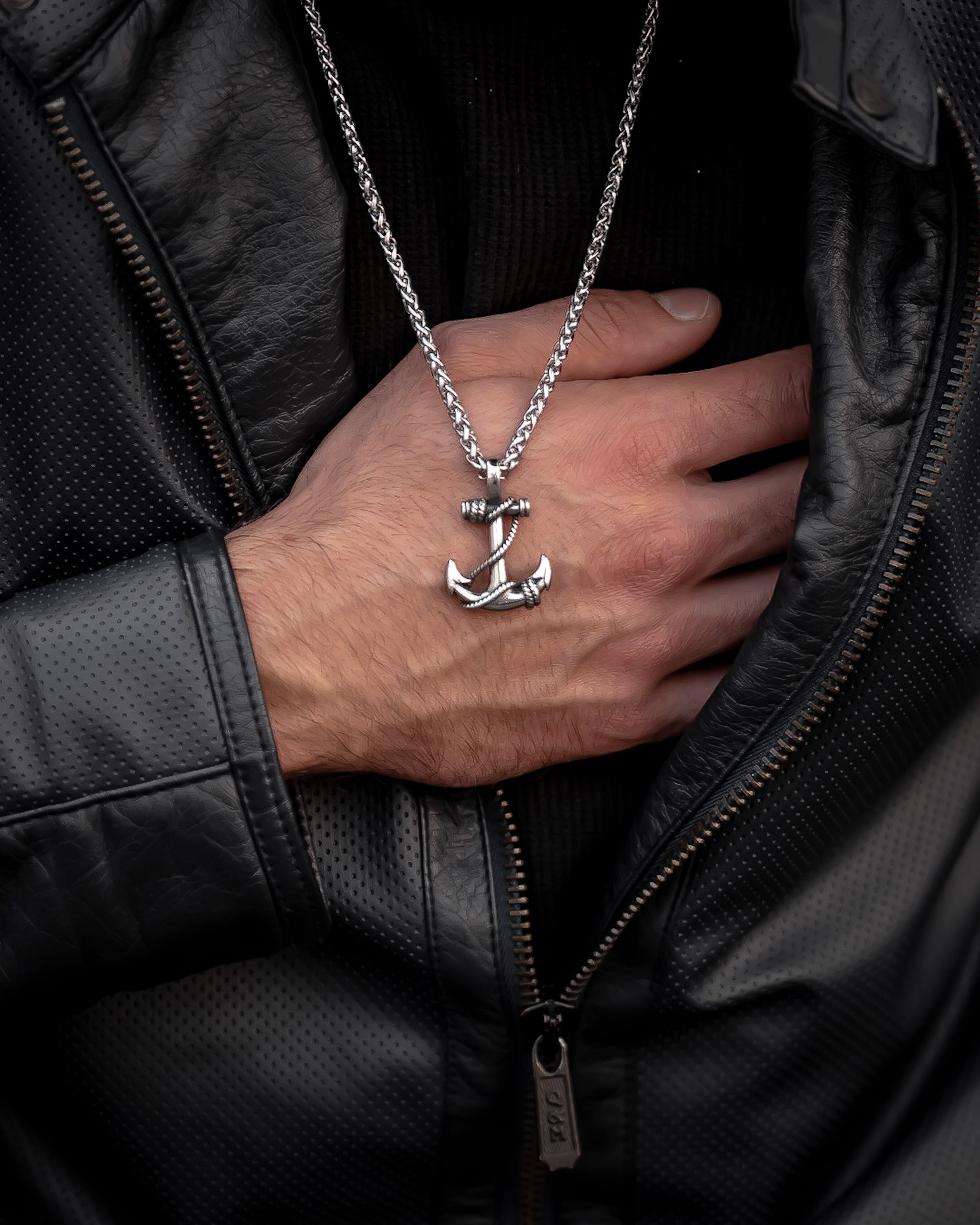 Muskarac nosi i rukom pokazuje privezak muske ogrlice Iron Anchor, Privezak i lanac HIRUSKI CELIK, srebrna boja, Najbolja cena i prodaja u Srbiji, model 8