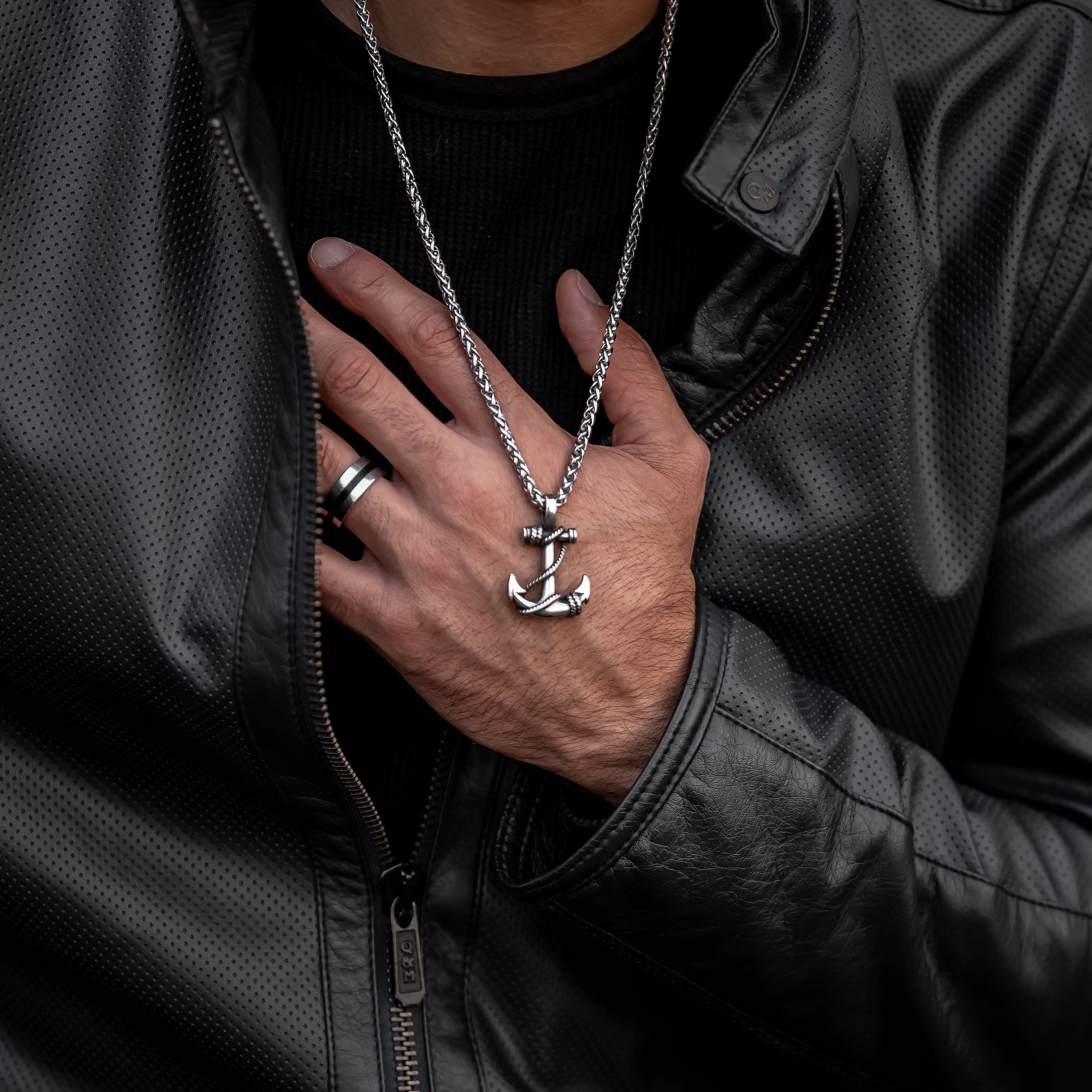 Muskarac prikazuje detaljno musku ogrlicu Iron Anchor, Privezak i lanac HIRUSKI CELIK, srebrna boja, Najbolja cena i prodaja u Srbiji, model 8