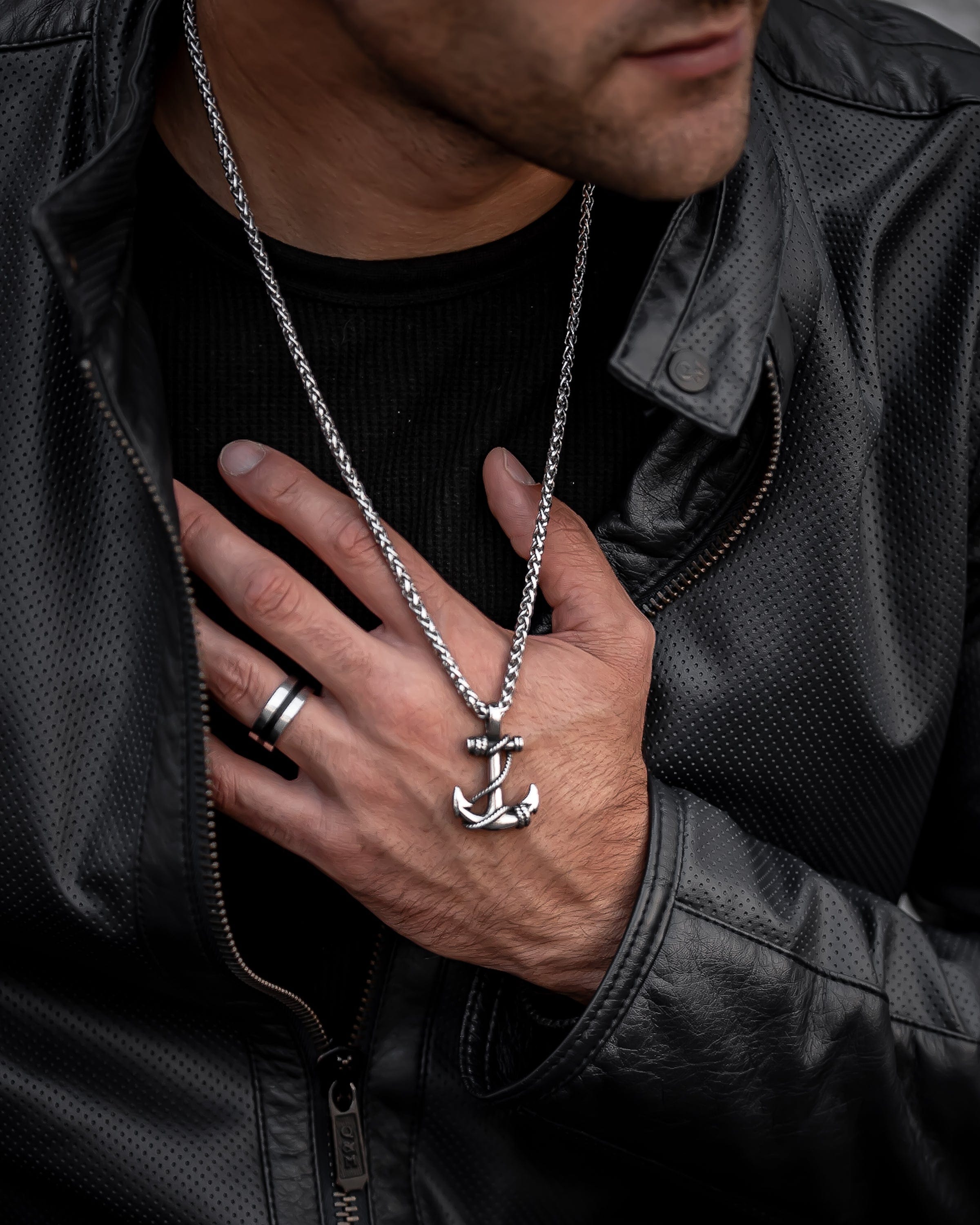 Muskarac rukom prikazuje detaljno musku ogrlicu Iron Anchor, Privezak i lanac HIRUSKI CELIK, srebrna boja, Najbolja cena i prodaja u Srbiji, model 8