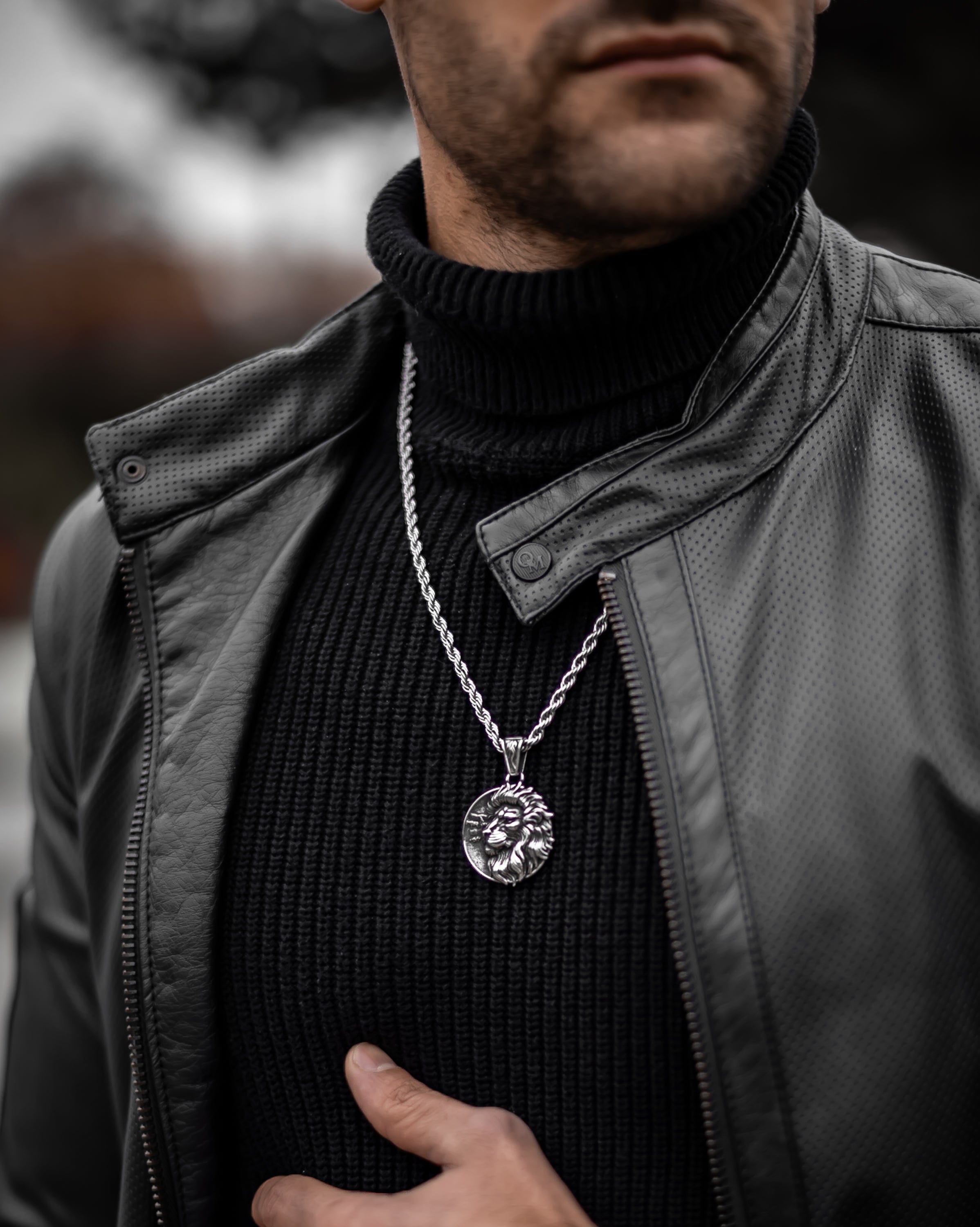 Muskarac nosi na vratu musku ogrlicu Iron Lion, Privezak i lanac HIRUSKI CELIK, srebrna boja, Najbolja cena i prodaja u Srbiji, model 9
