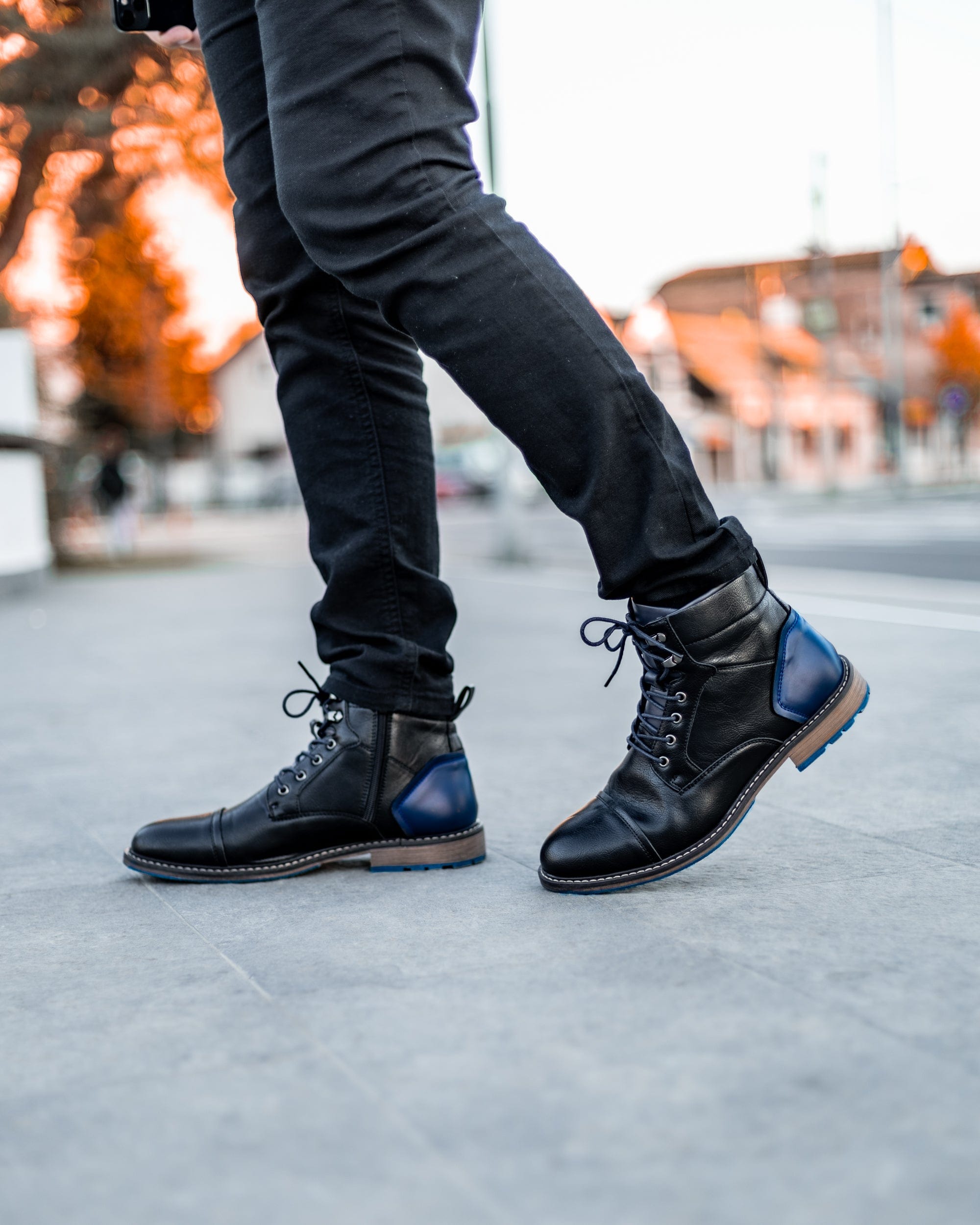 Muskarac nosi i pokazuje prednju bocnu levu stranu muskih koznih dubokih cipela u crno plavoj boji. Kozne muske cipele England , Najbolja cena i prodaja u Srbiji.