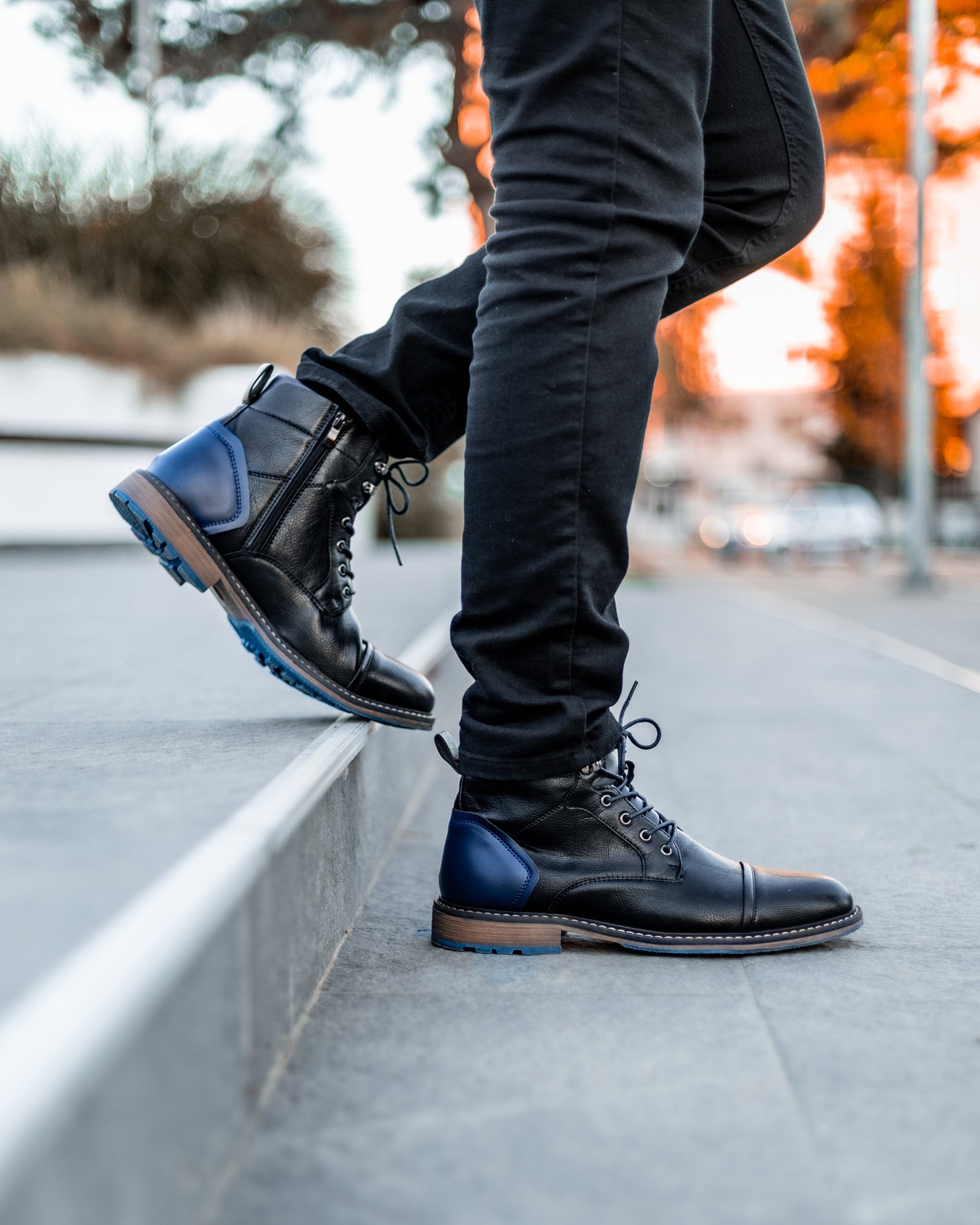 Muskarac nosi i izbliza pokazuje spoljnu i unutrasnju desnu stranu muskih koznih dubokih cipela u crno plavoj boji. Kozne muske cipele England , Najbolja cena i prodaja u Srbiji.