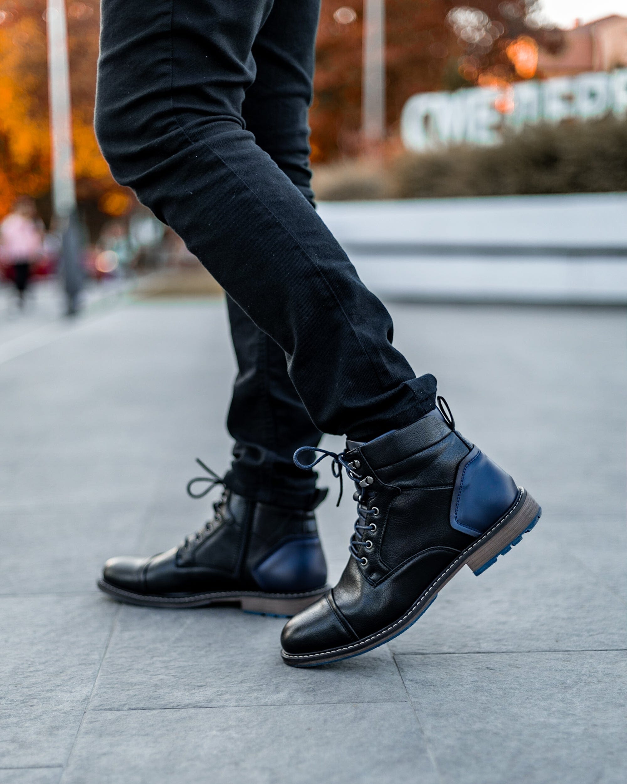 Muskarac nosi i pokazuje spoljnu i unutrasnju levu stranu muskih koznih dubokih cipela u crno plavoj boji. Kozne muske cipele England , Najbolja cena i prodaja u Srbiji.