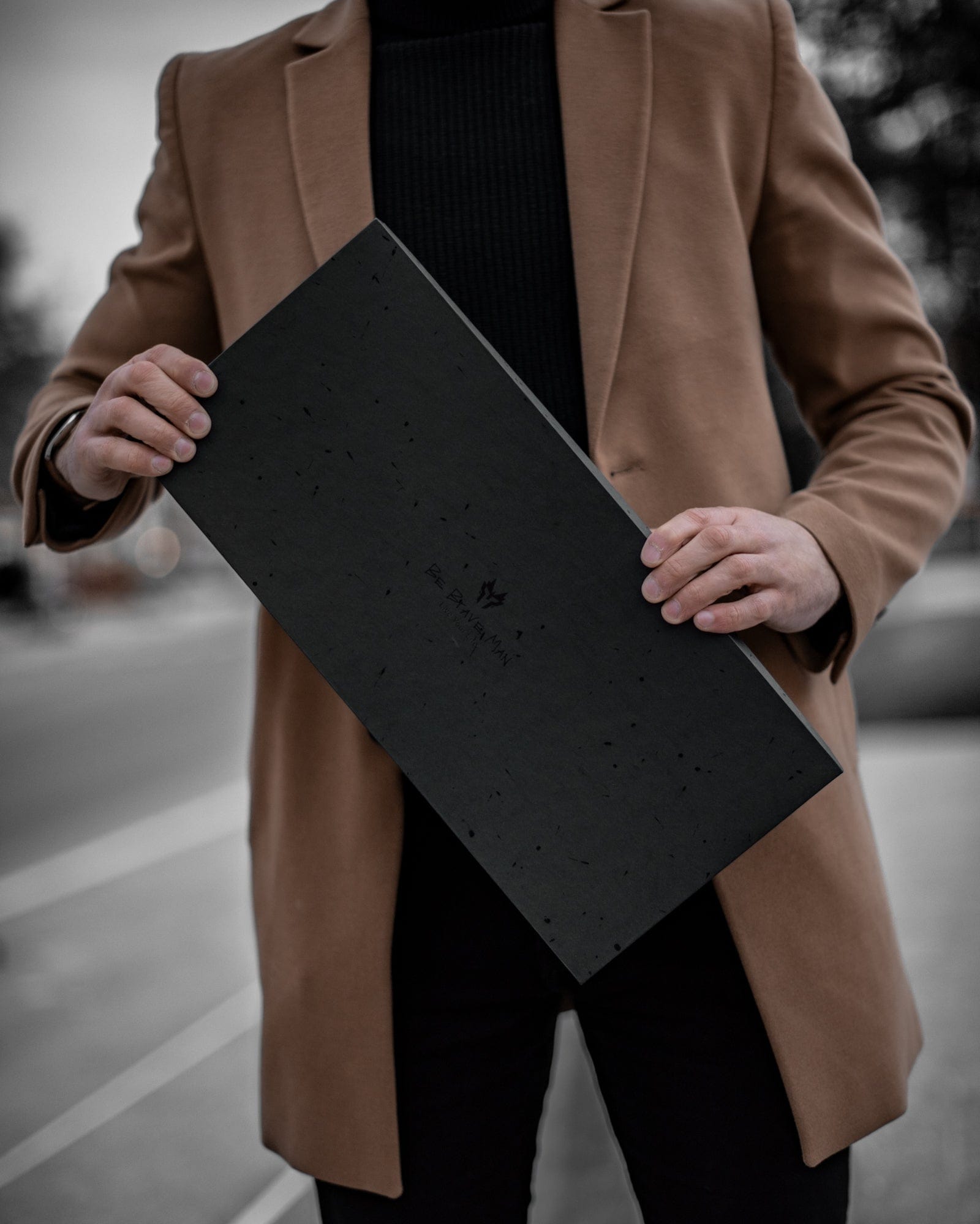 Muskarac drzi elegantnu kutiju Be Brave u kojoj se dobijaju muske kozne cipele