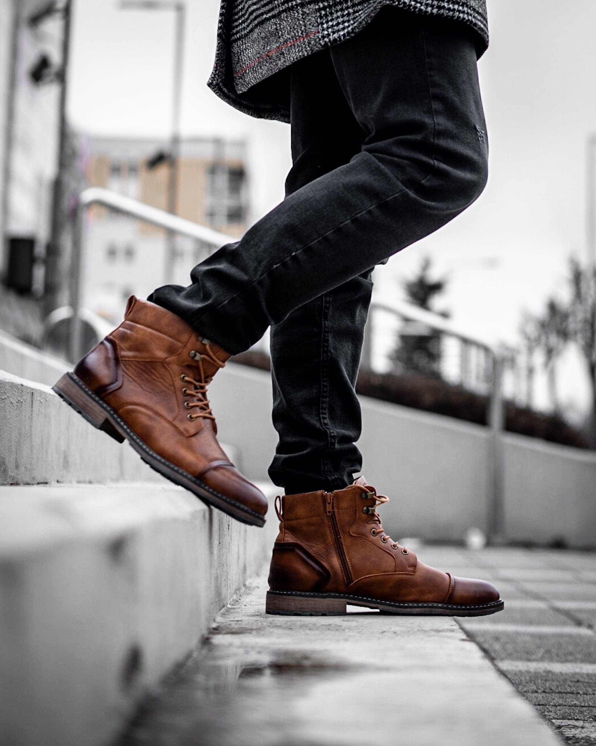 Muskarac nosi i izbliza pokazuje spoljnu i unutrasnju desnu stranu muskih koznih dubokih cipela u svetlo braon boji. Kozne muske cipele England , Najbolja cena i prodaja u Srbiji.