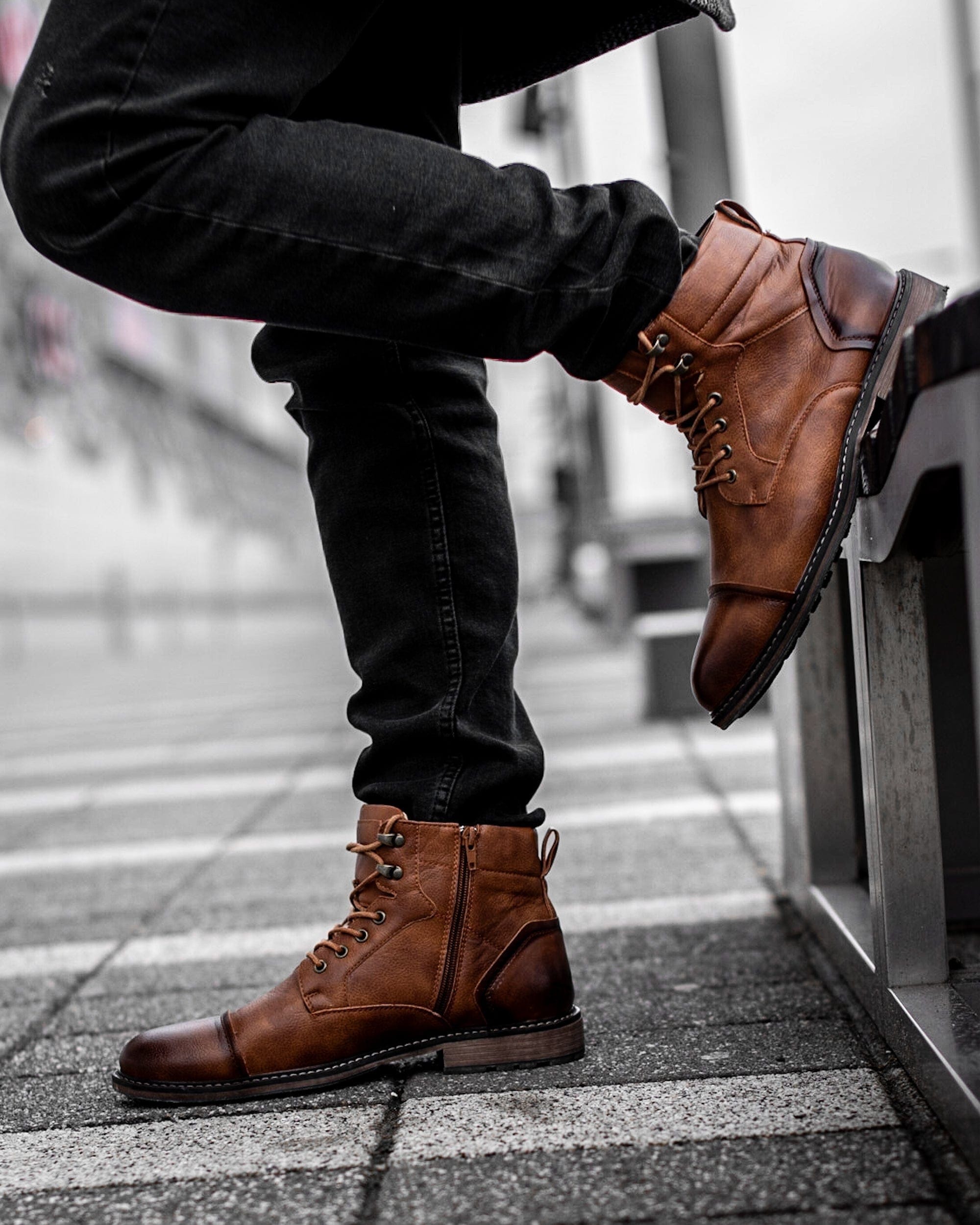 Muskarac nosi i pokazuje spoljnu i unutrasnju levu stranu muskih koznih dubokih cipela u svetlo braon boji. Kozne muske cipele England , Najbolja cena i prodaja u Srbiji.